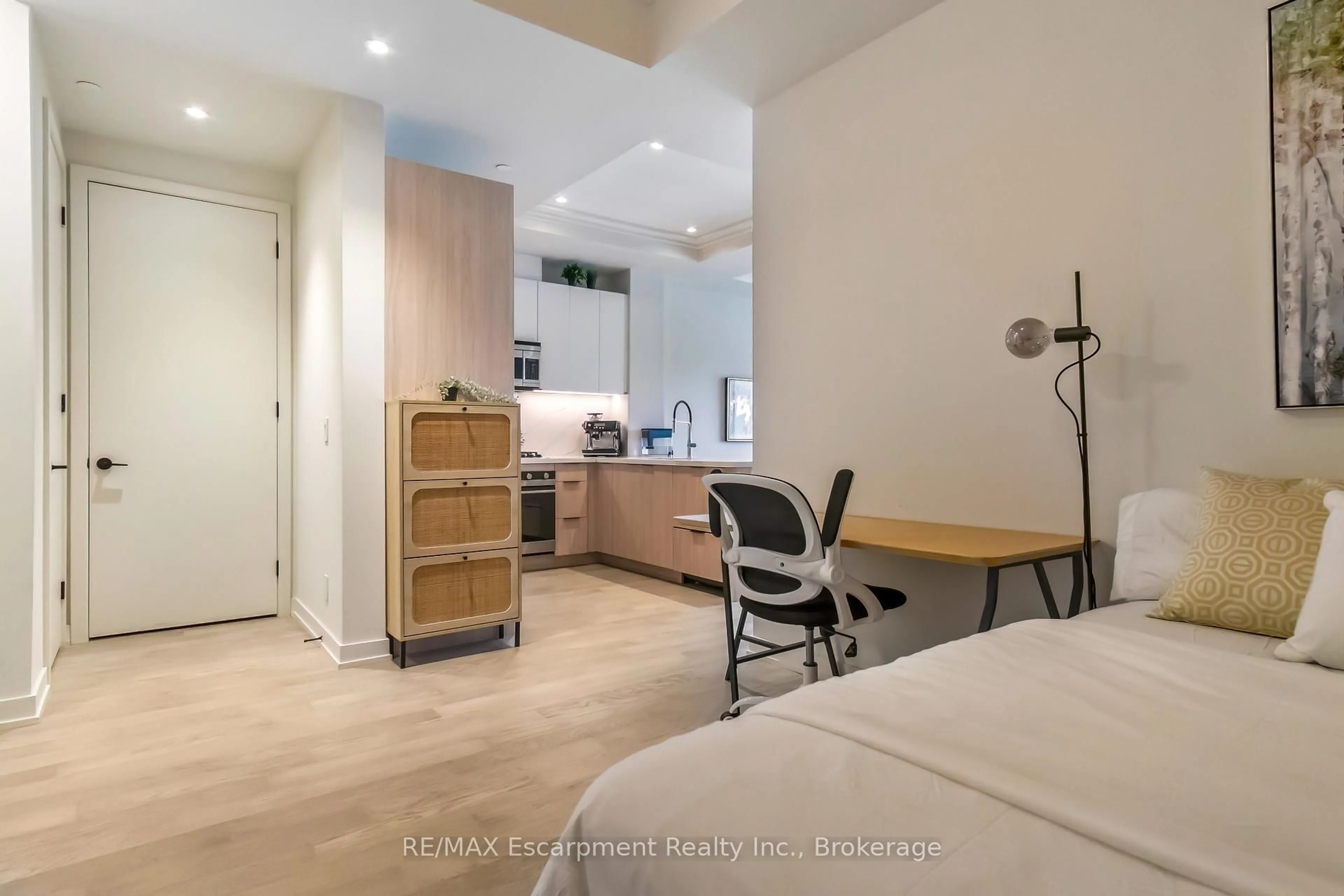 A pic of a room for 123 Maurice Dr #205, Oakville Ontario L6K 2W6