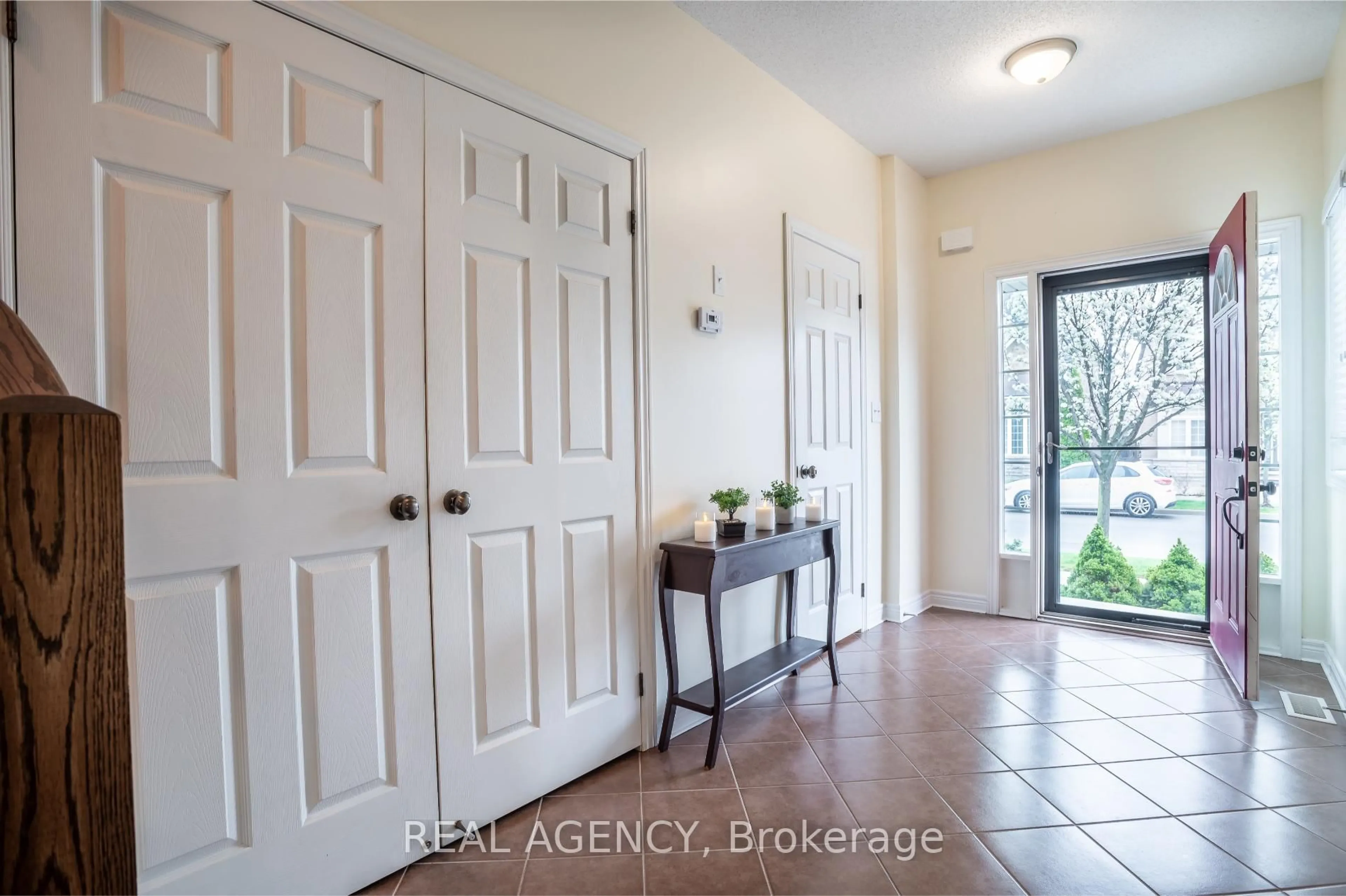 Indoor entryway for 4679 Webb St, Burlington Ontario L7M 0E3
