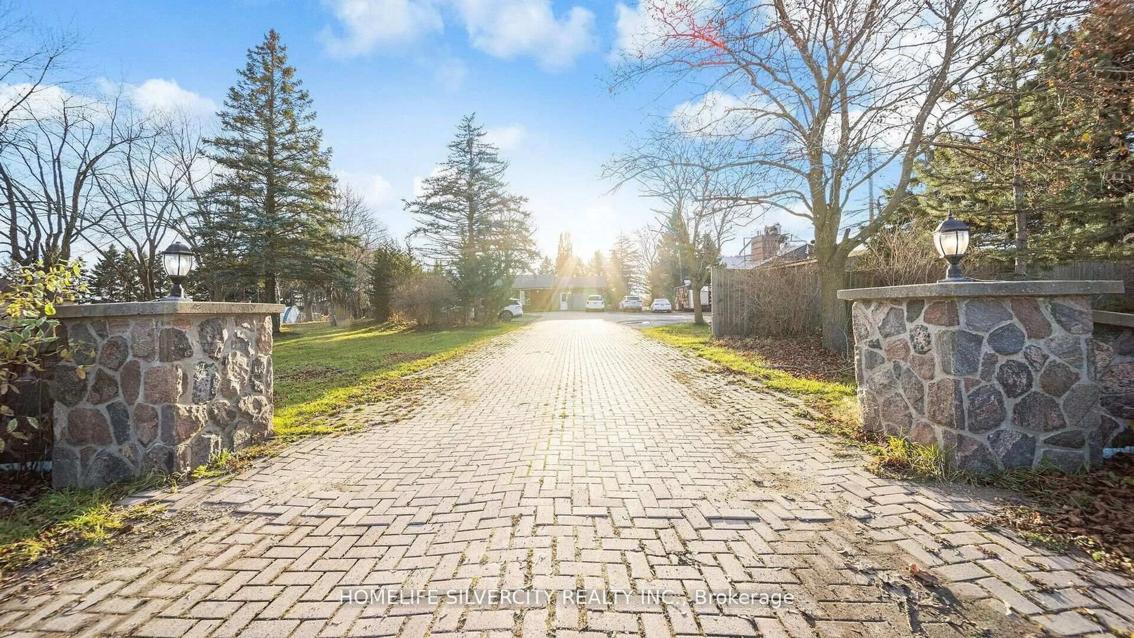Patio, street for 14208 Torbram Rd, Caledon Ontario L7C 2T1