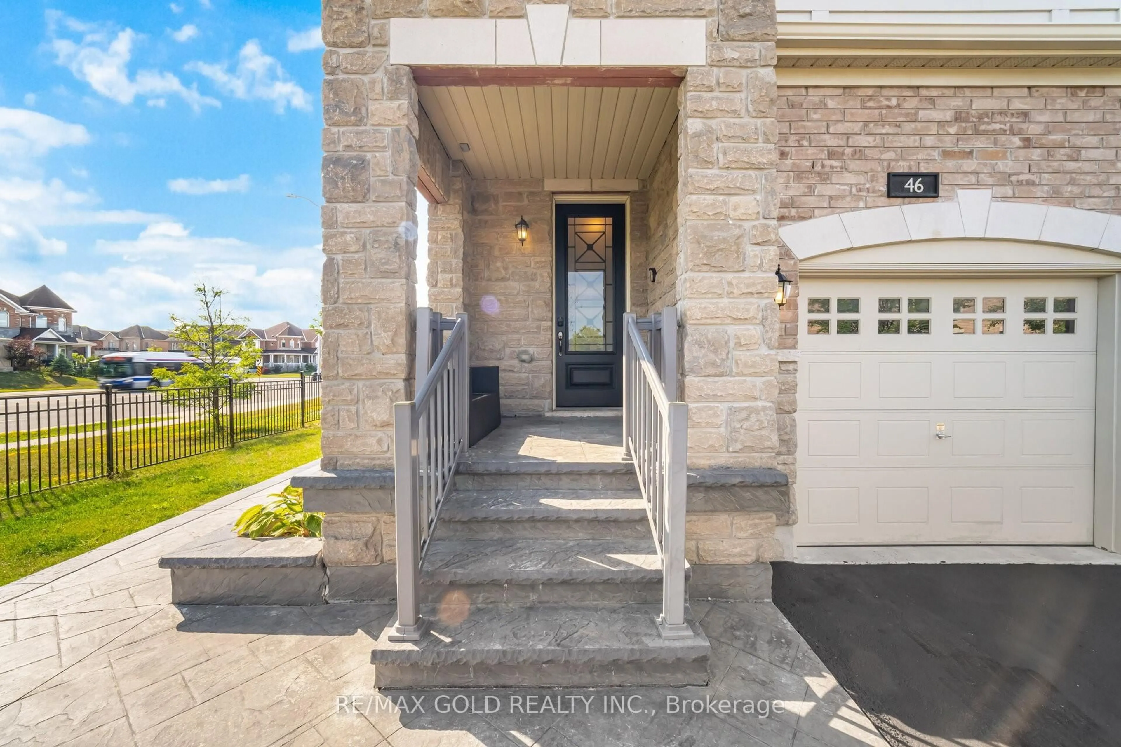 Indoor entryway for 46 Lesabre Cres, Brampton Ontario L6P 3R4