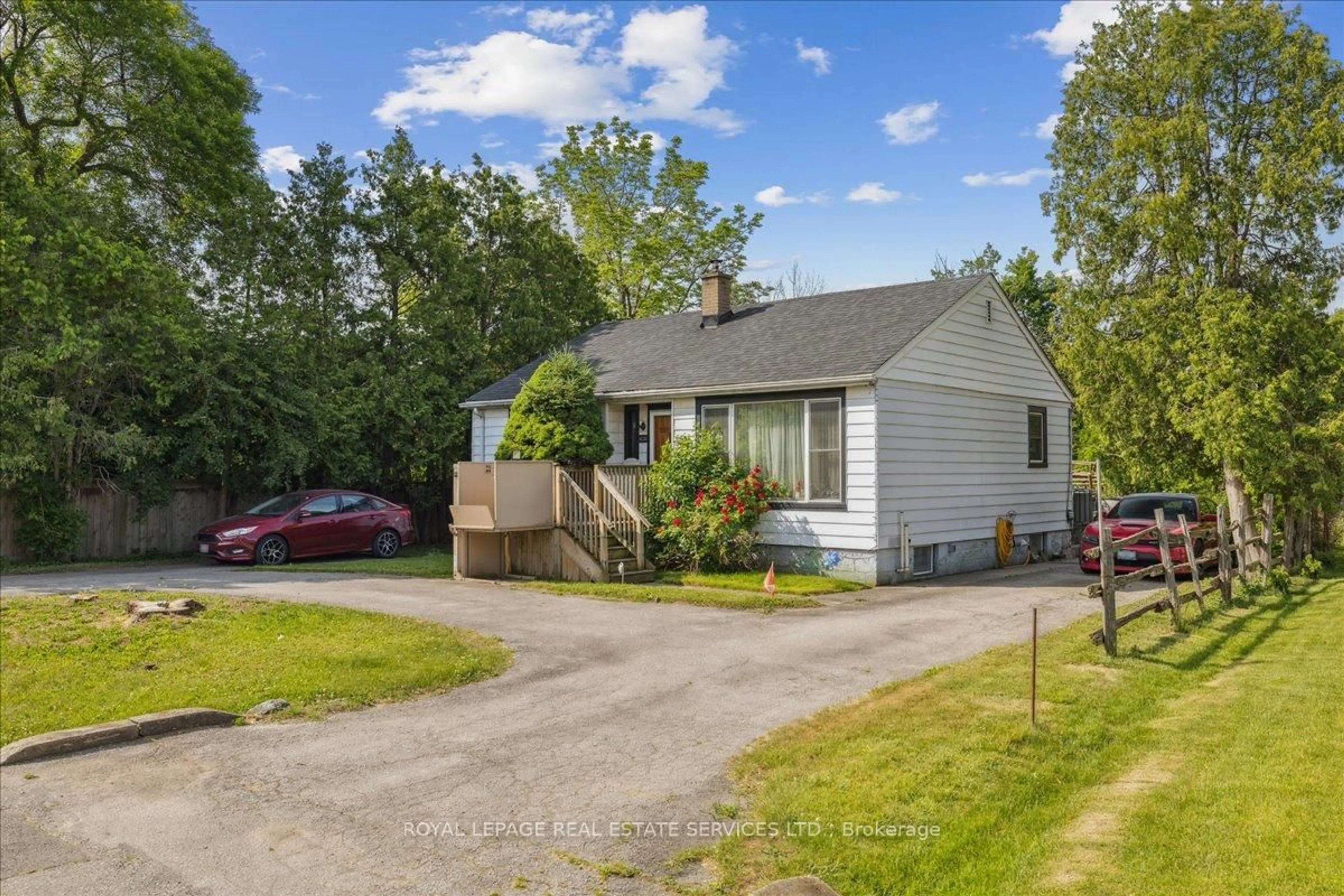 A pic from outside/outdoor area/front of a property/back of a property/a pic from drone, street for 1020 Kent Ave, Oakville Ontario L6H 1Z6
