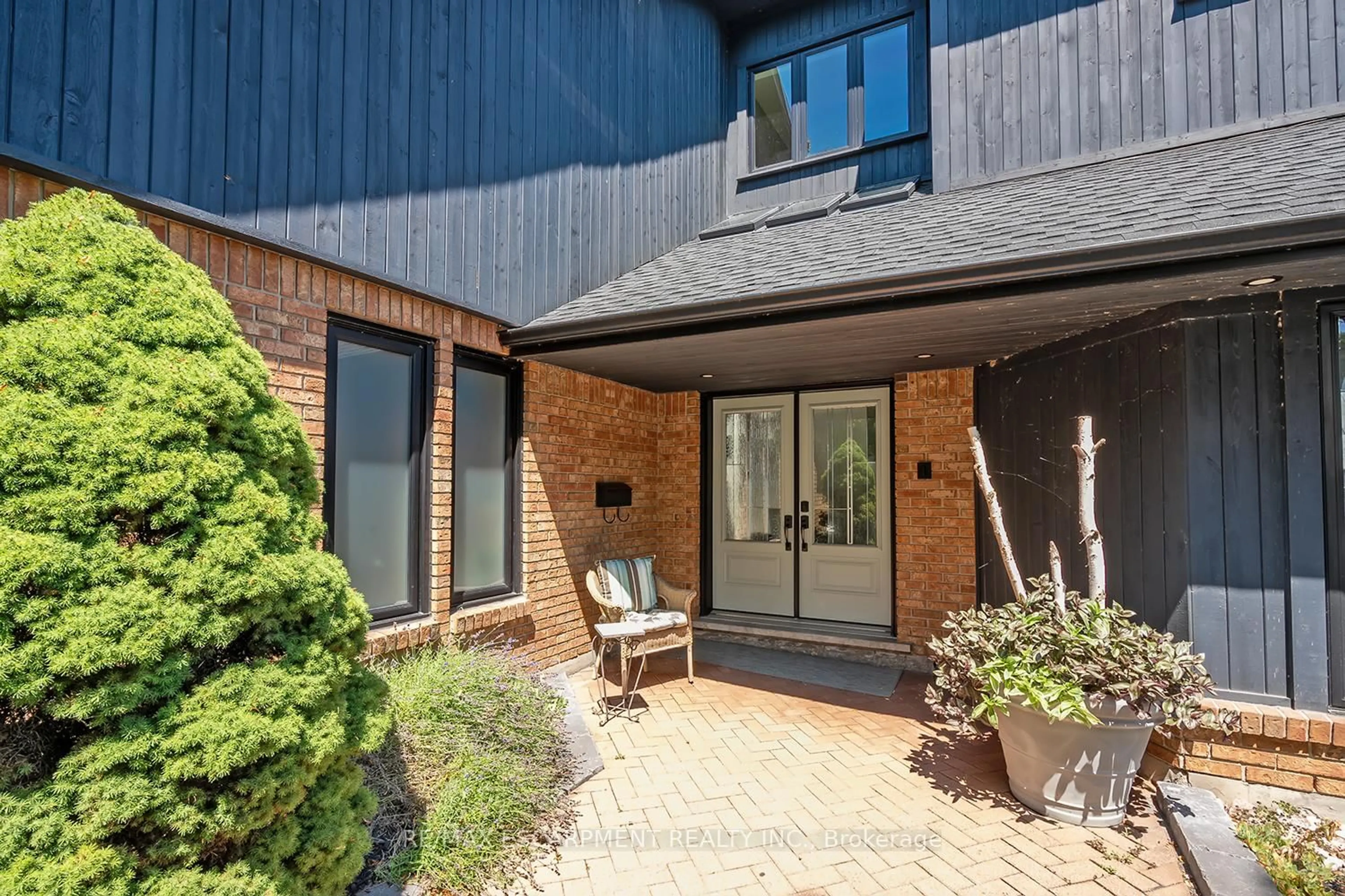 Home with brick exterior material, street for 275 Alexander Crt, Burlington Ontario L7R 4G1