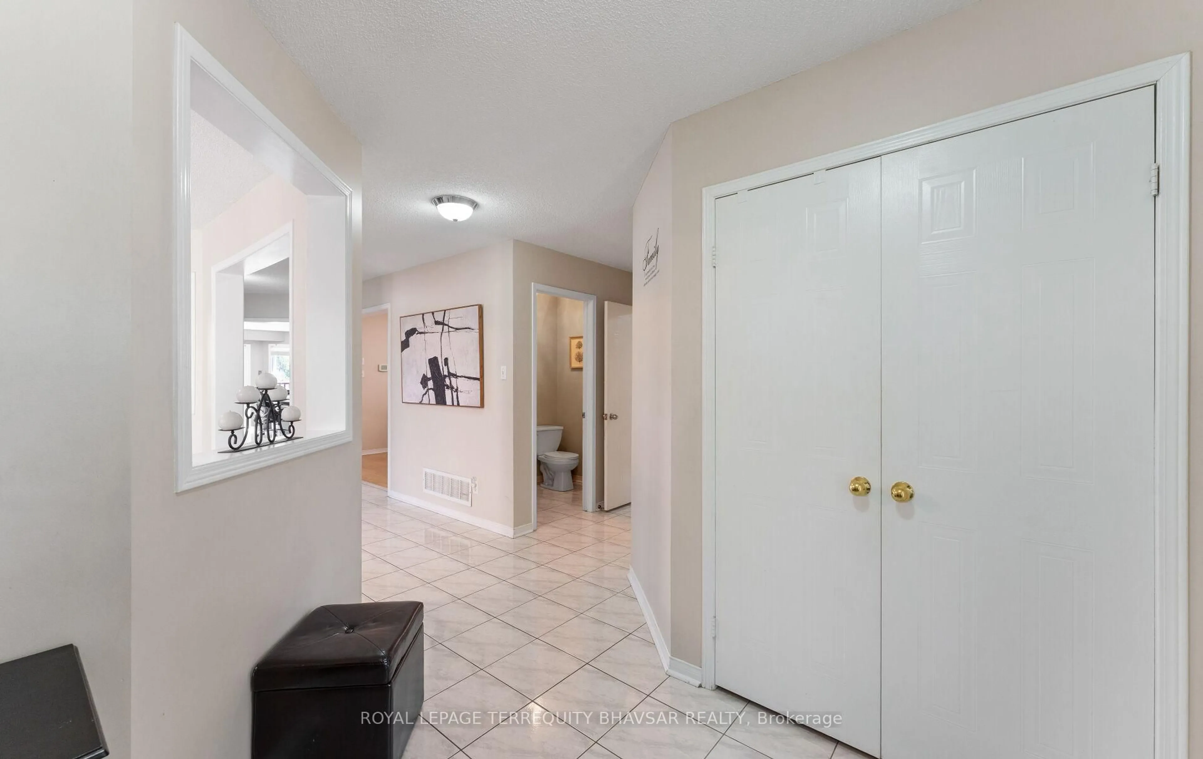 Indoor entryway for 382 Harrowsmith Dr, Mississauga Ontario L5R 3V1