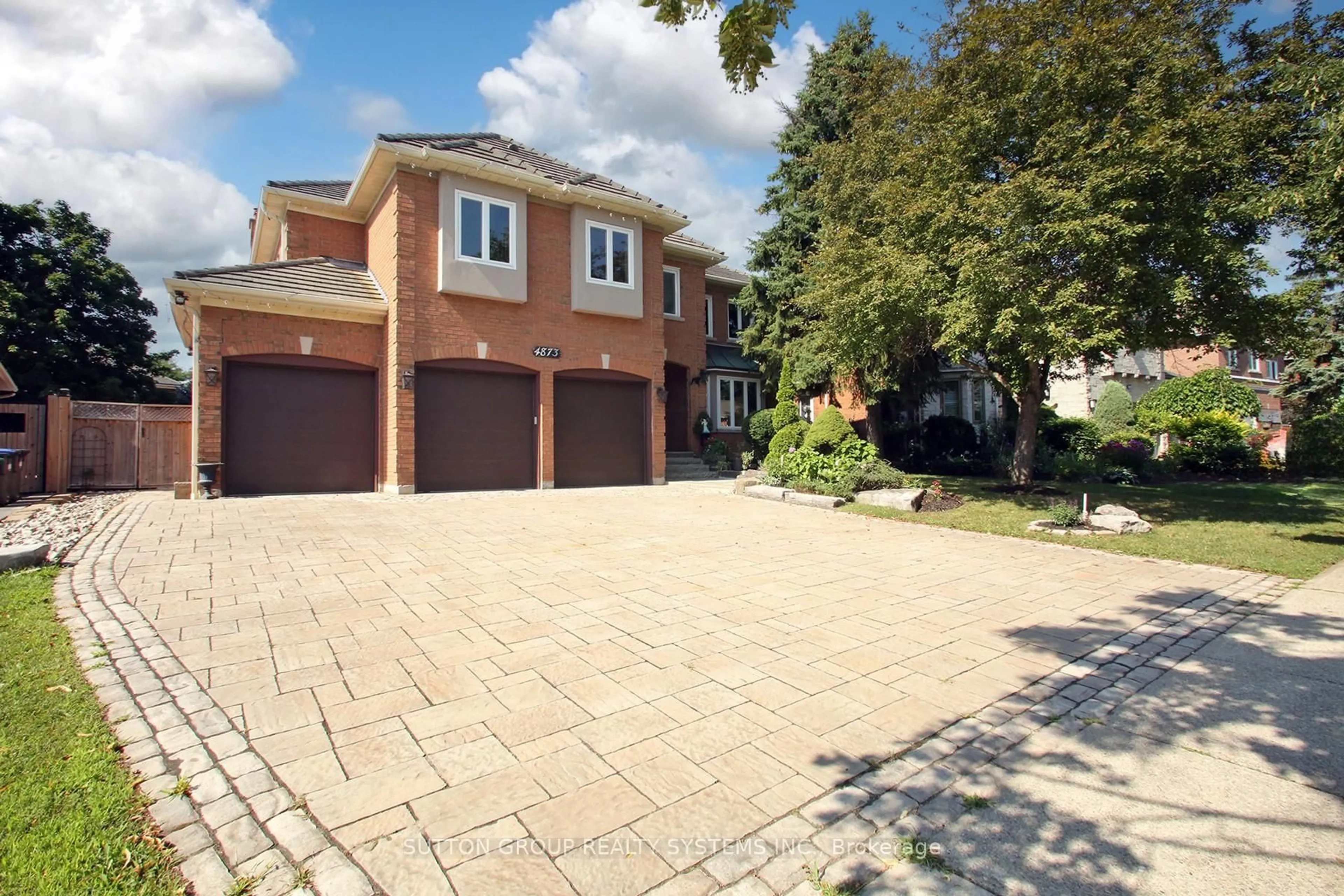 A pic from outside/outdoor area/front of a property/back of a property/a pic from drone, street for 4873 Forest Hill Dr, Mississauga Ontario L5M 5B1