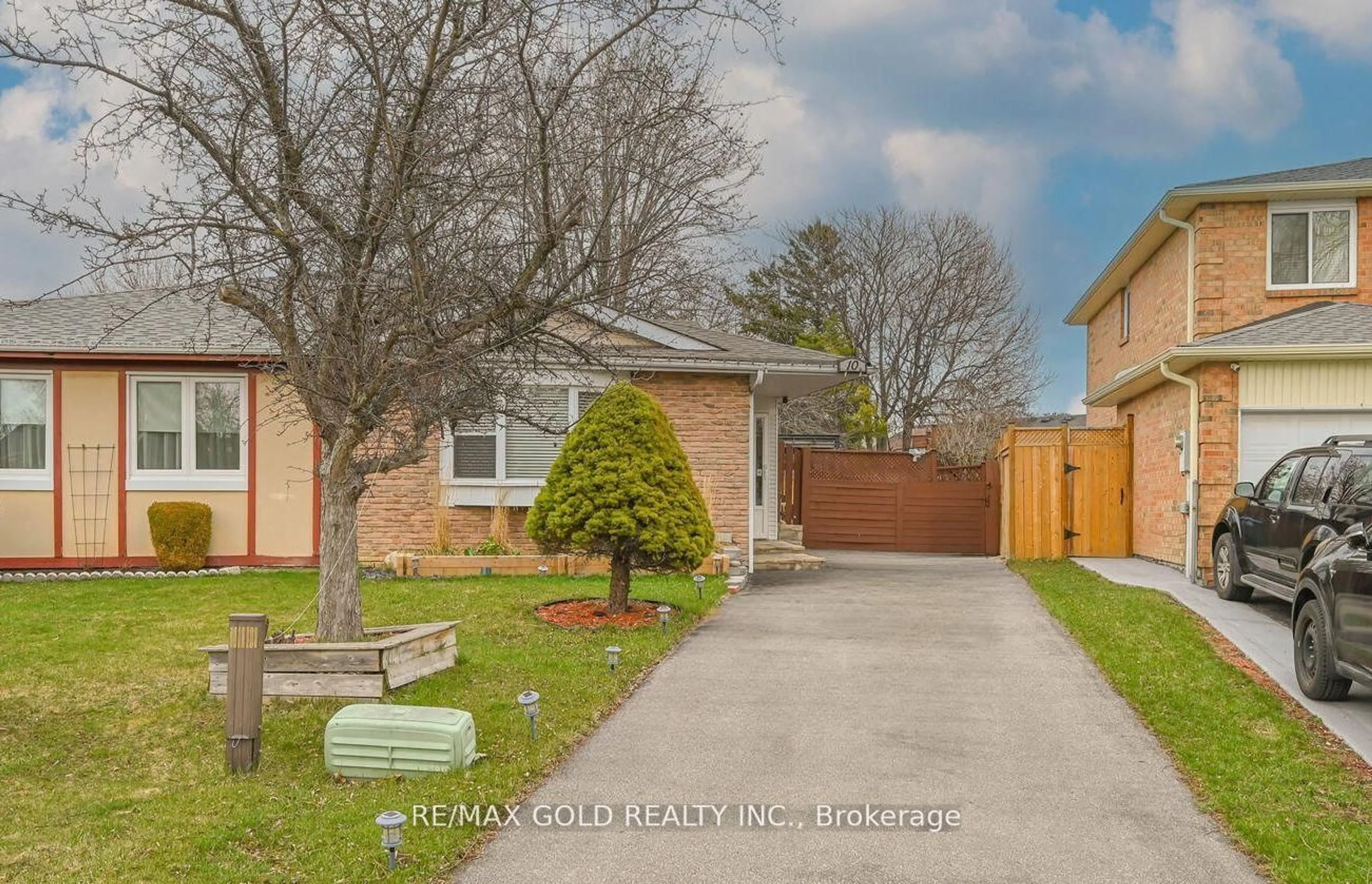 A pic from outside/outdoor area/front of a property/back of a property/a pic from drone, street for 10 Cupola Crt, Brampton Ontario L6V 2R5