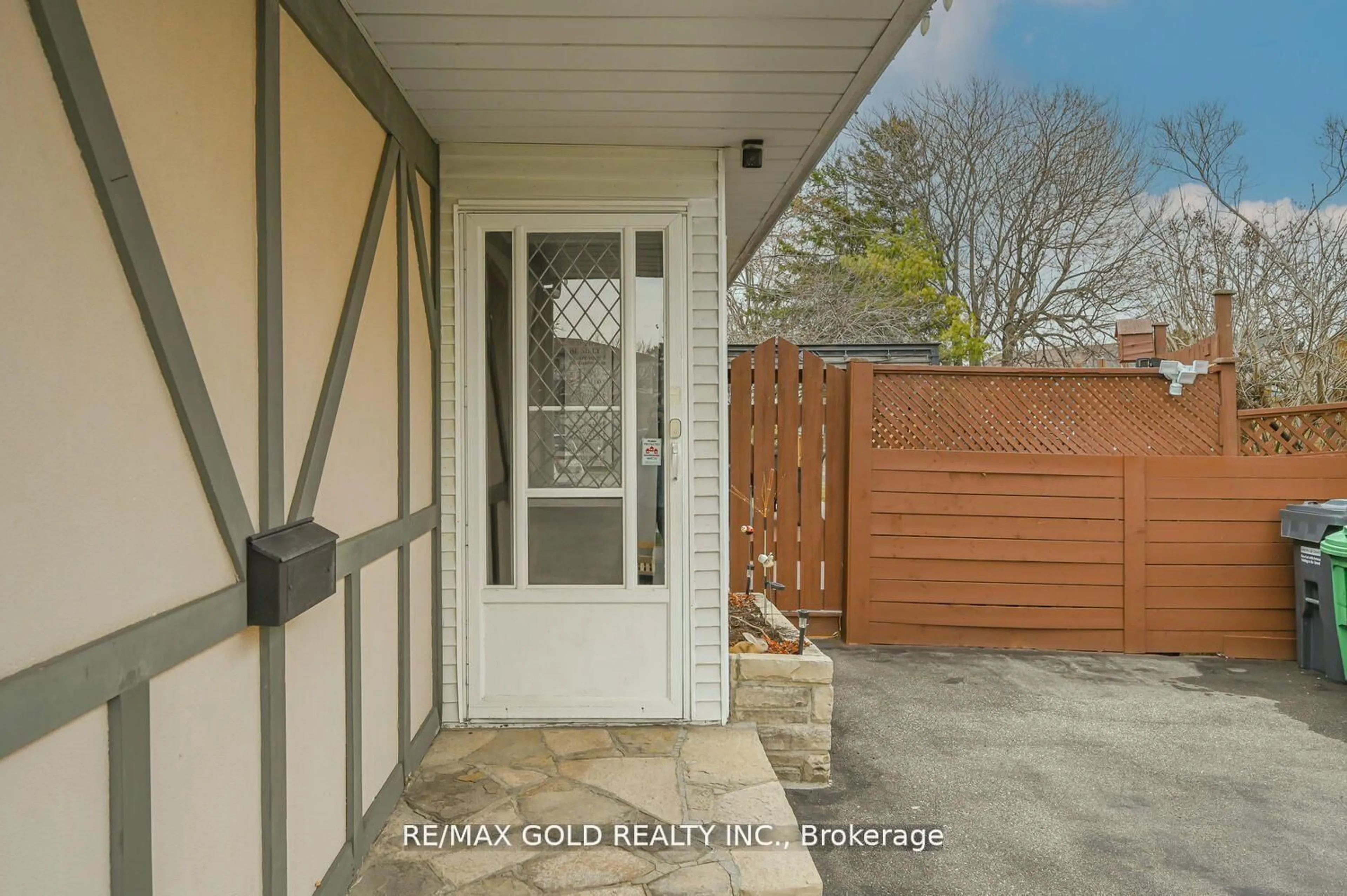 Indoor entryway for 10 Cupola Crt, Brampton Ontario L6V 2R5