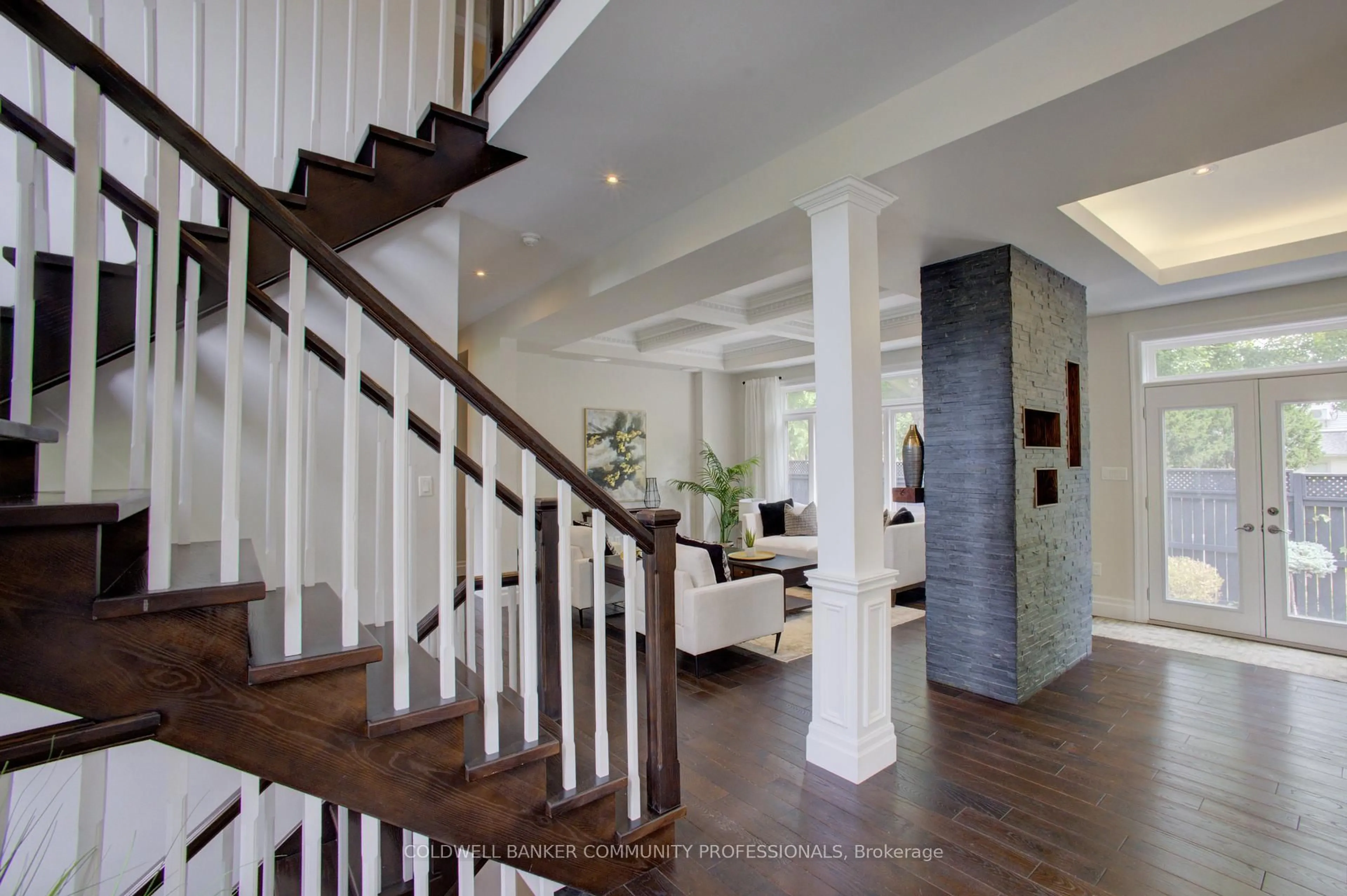 Indoor foyer for 991 Glenwood Ave, Burlington Ontario L7T 2K1