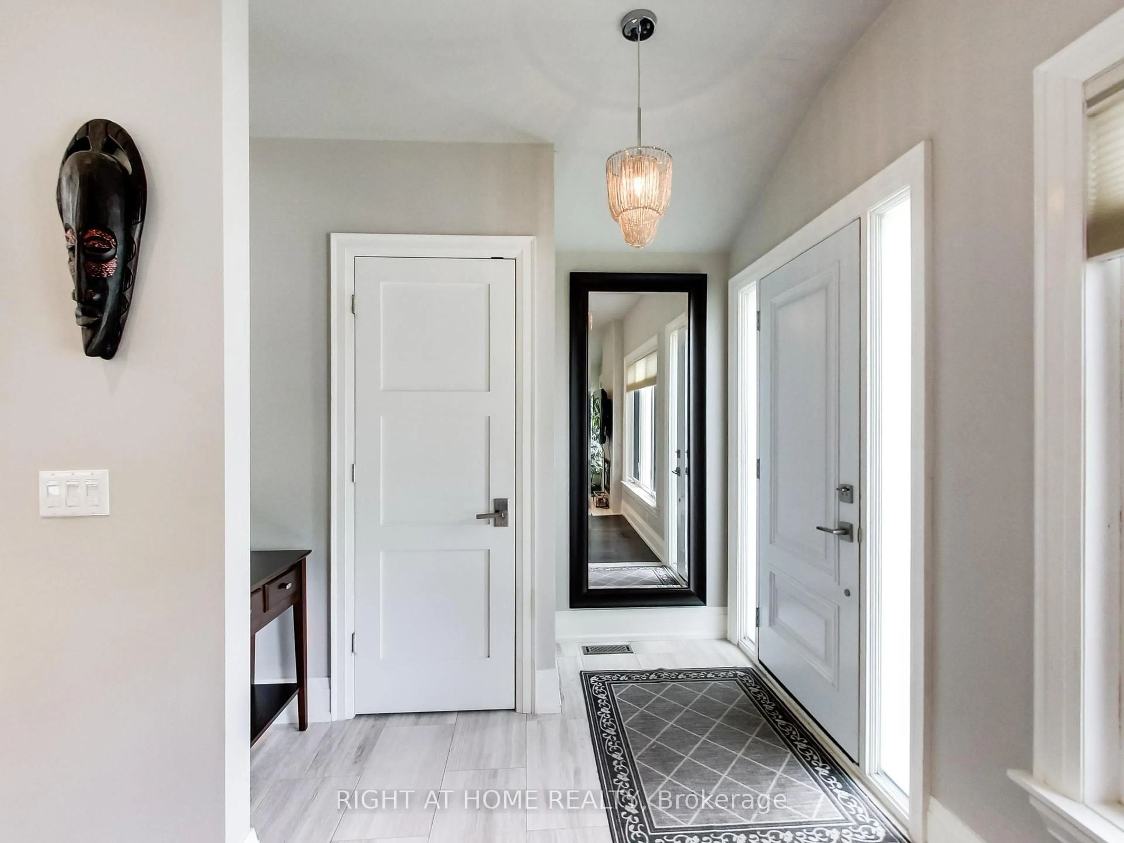 Indoor entryway for 1816 Pattinson Cres, Mississauga Ontario L5J 1H7
