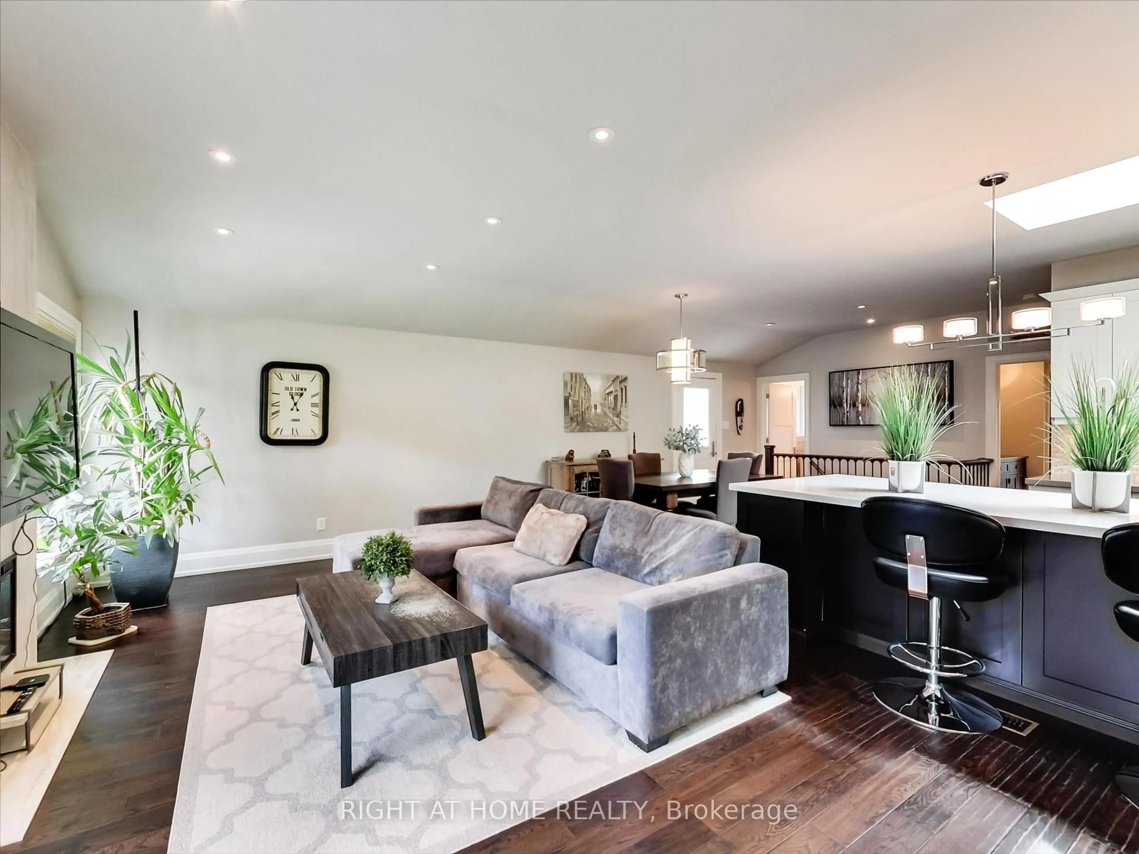 Living room with furniture, wood/laminate floor for 1816 Pattinson Cres, Mississauga Ontario L5J 1H7