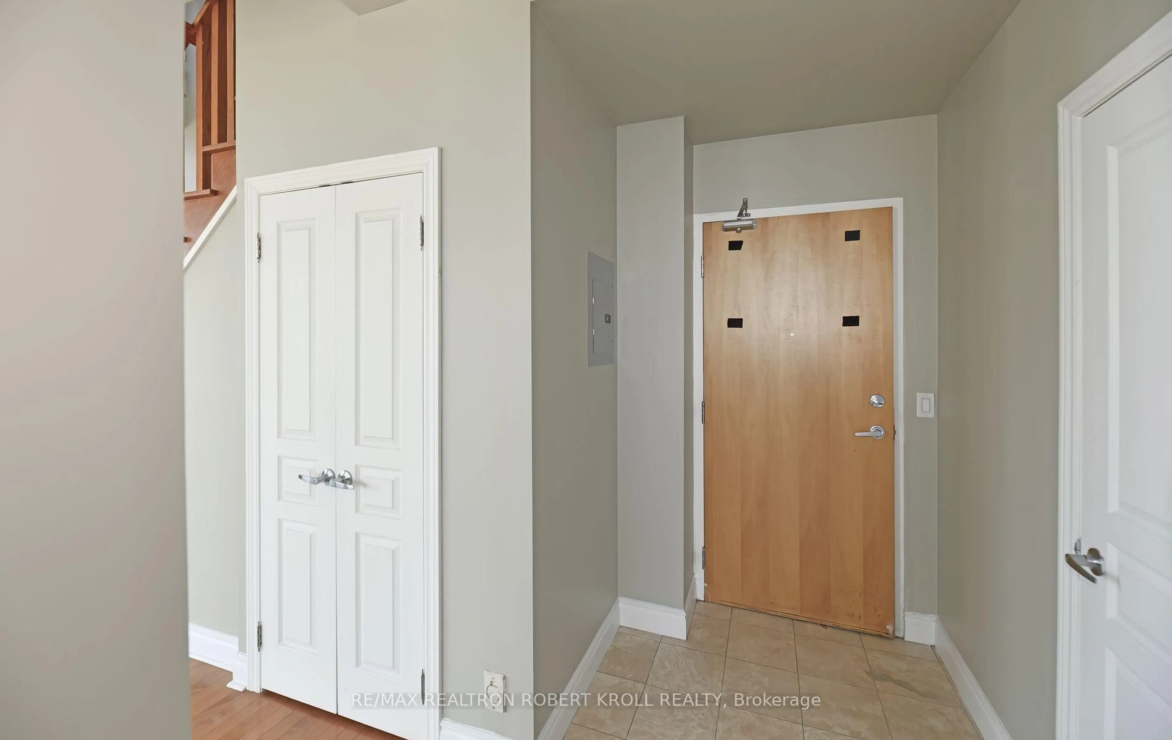 Indoor entryway for 3939 Duke Of York Blvd #PH 7, Mississauga Ontario M5P 1B2