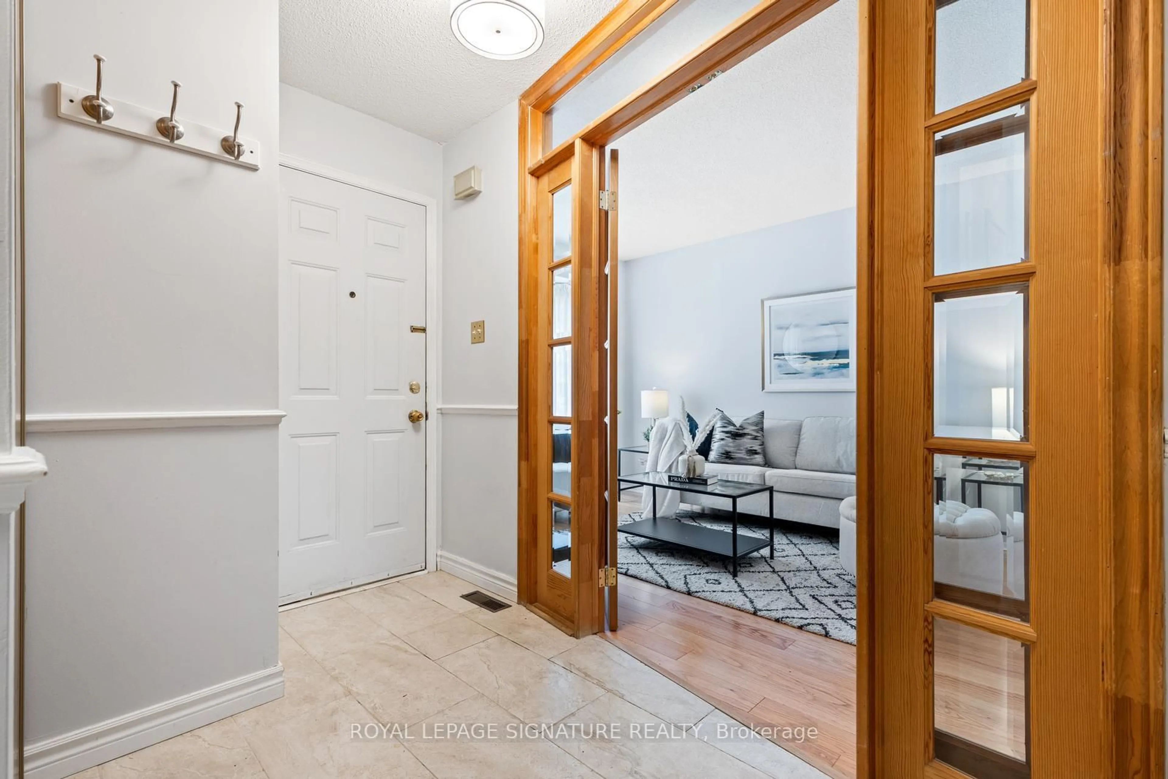 Indoor entryway for 6441 Colebrook Cres, Mississauga Ontario L5N 3E3