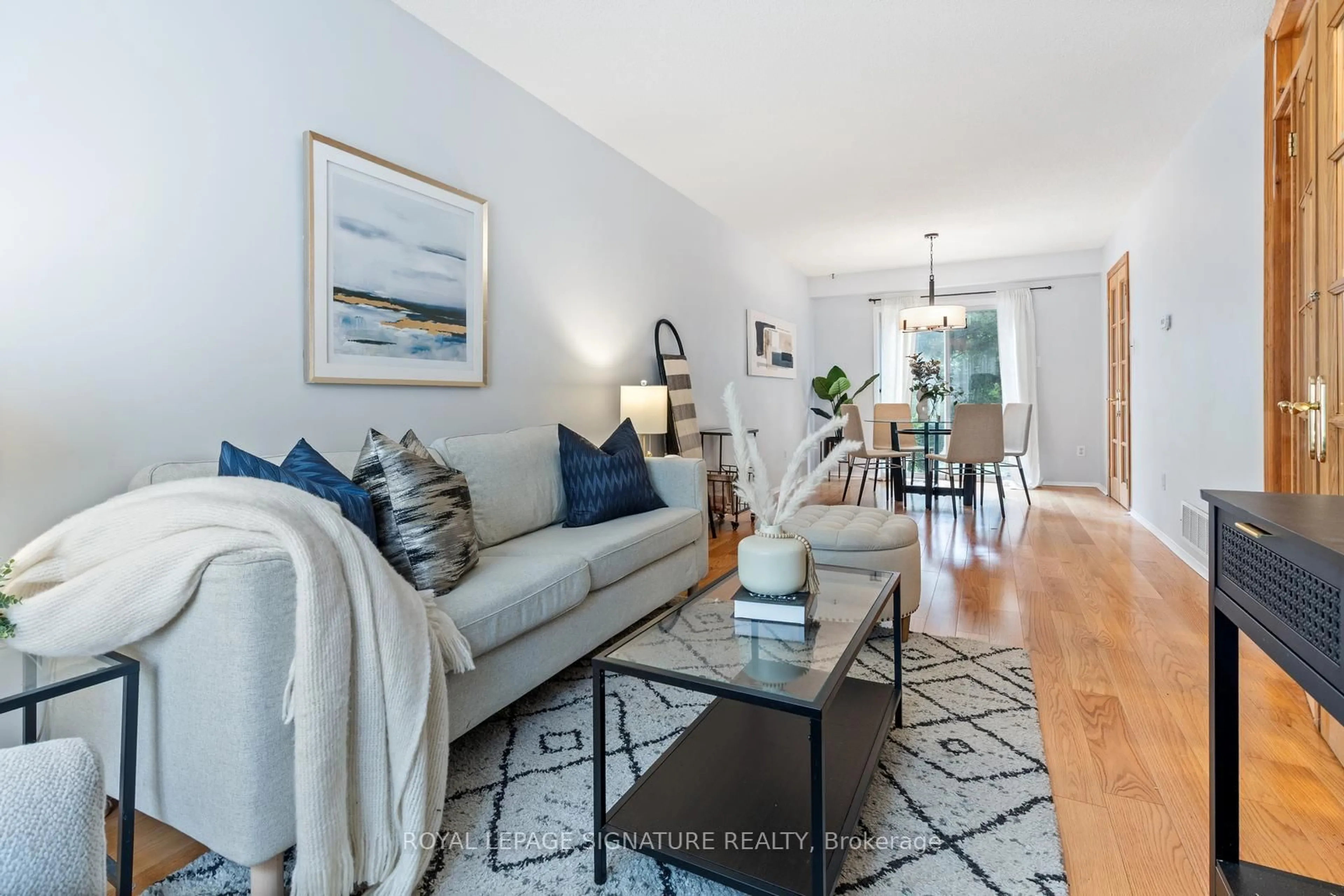 Living room with furniture, unknown for 6441 Colebrook Cres, Mississauga Ontario L5N 3E3