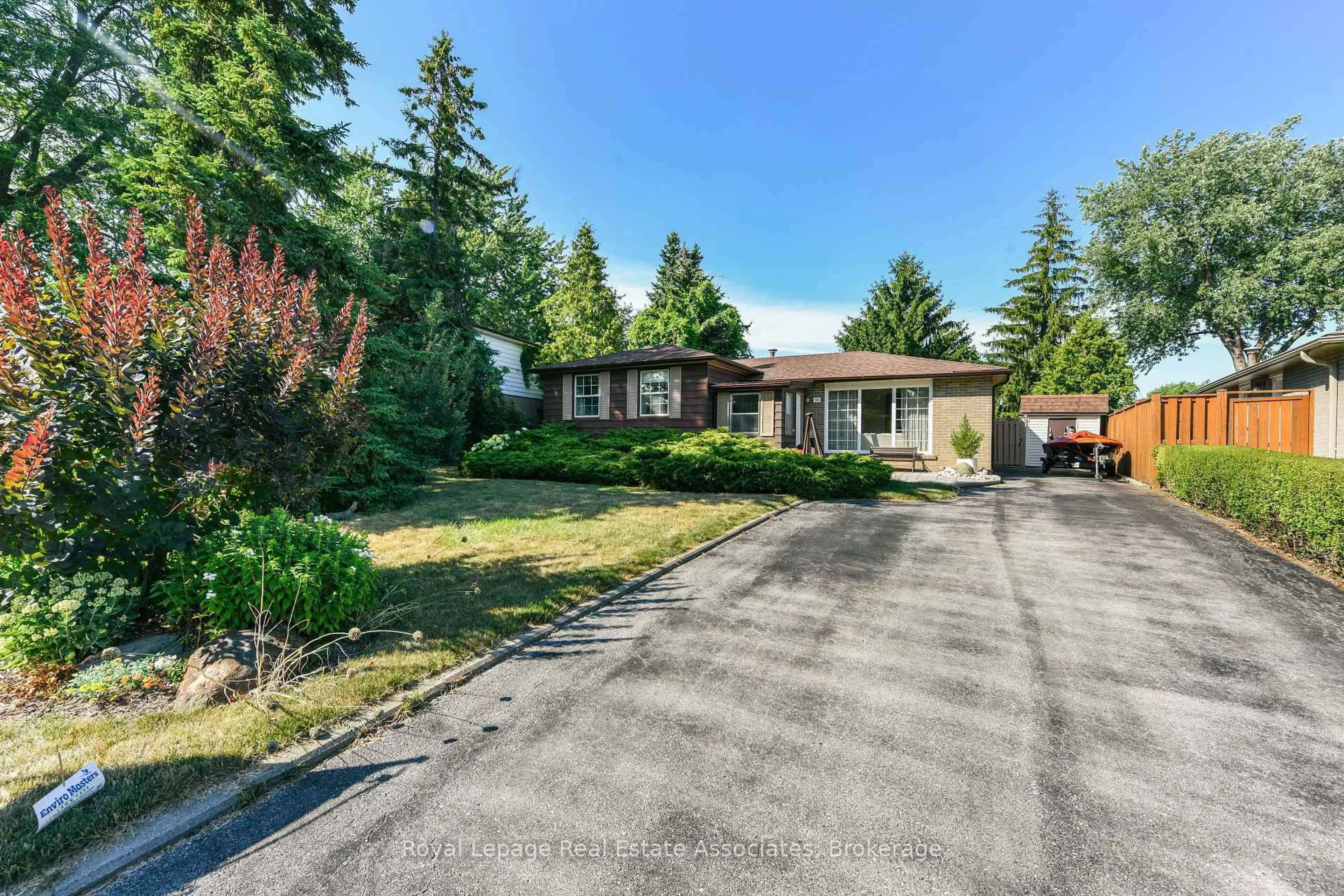 A pic from outside/outdoor area/front of a property/back of a property/a pic from drone, street for 33 Deloraine Dr, Brampton Ontario L6T 1T6