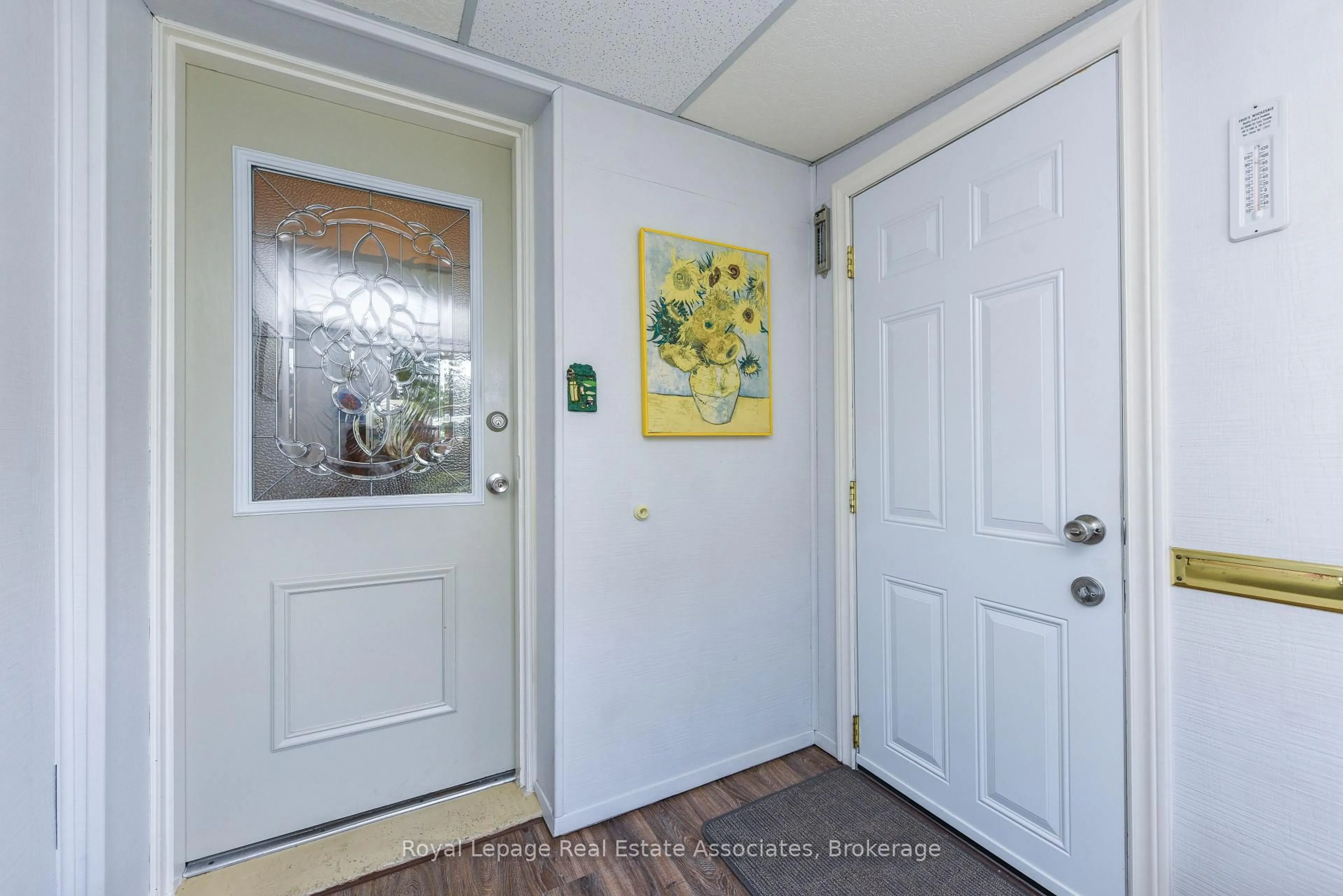 Indoor entryway for 33 Deloraine Dr, Brampton Ontario L6T 1T6