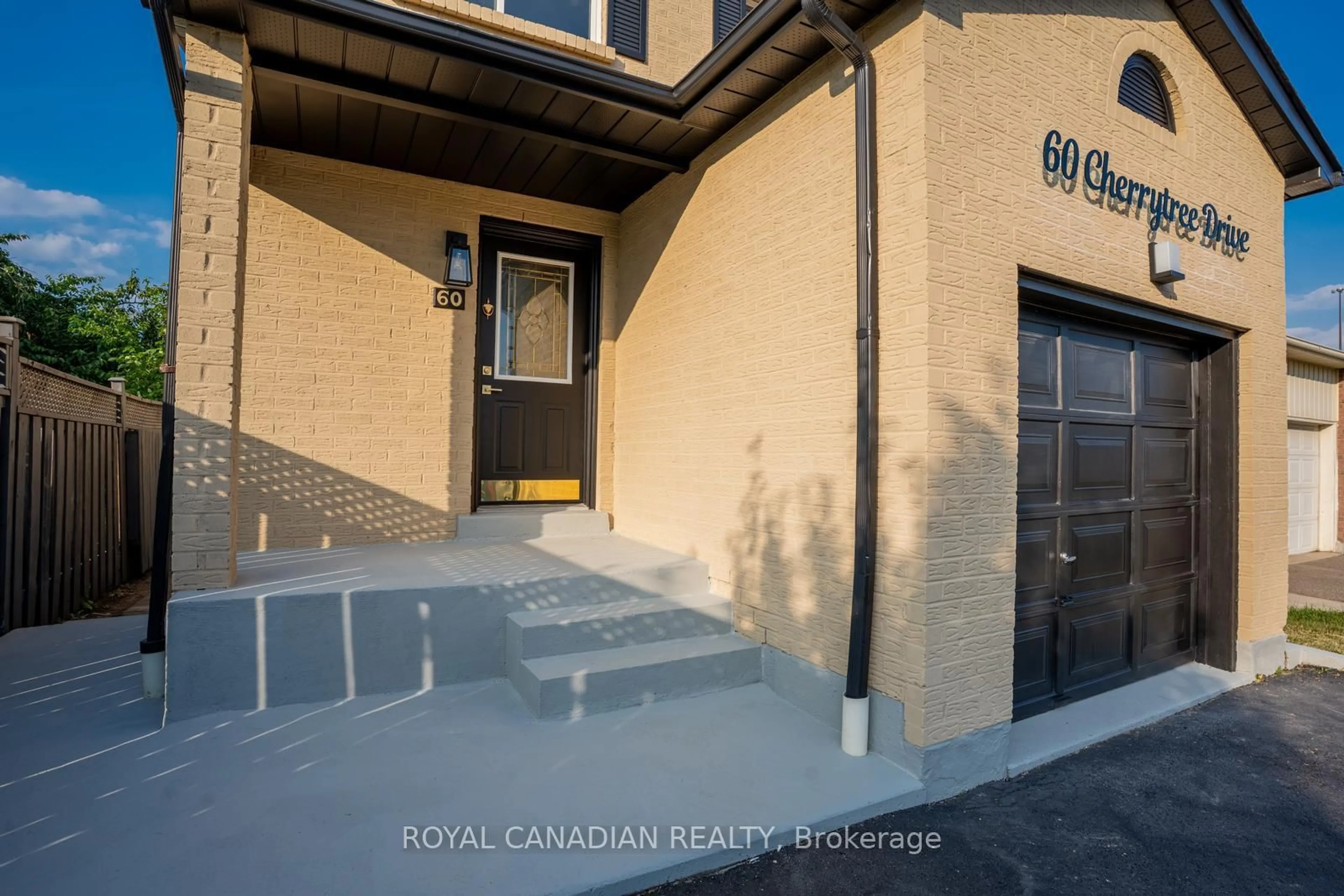 Indoor foyer for 60 Cherrytree Dr, Brampton Ontario L6Y 3P5