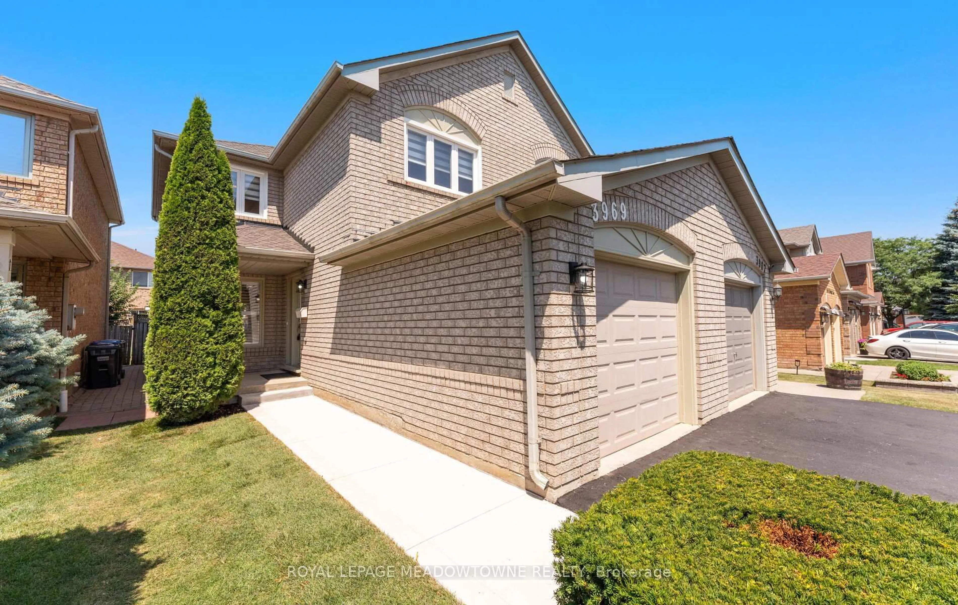 Home with brick exterior material, street for 3969 Bentridge Rd, Mississauga Ontario L5N 7V8