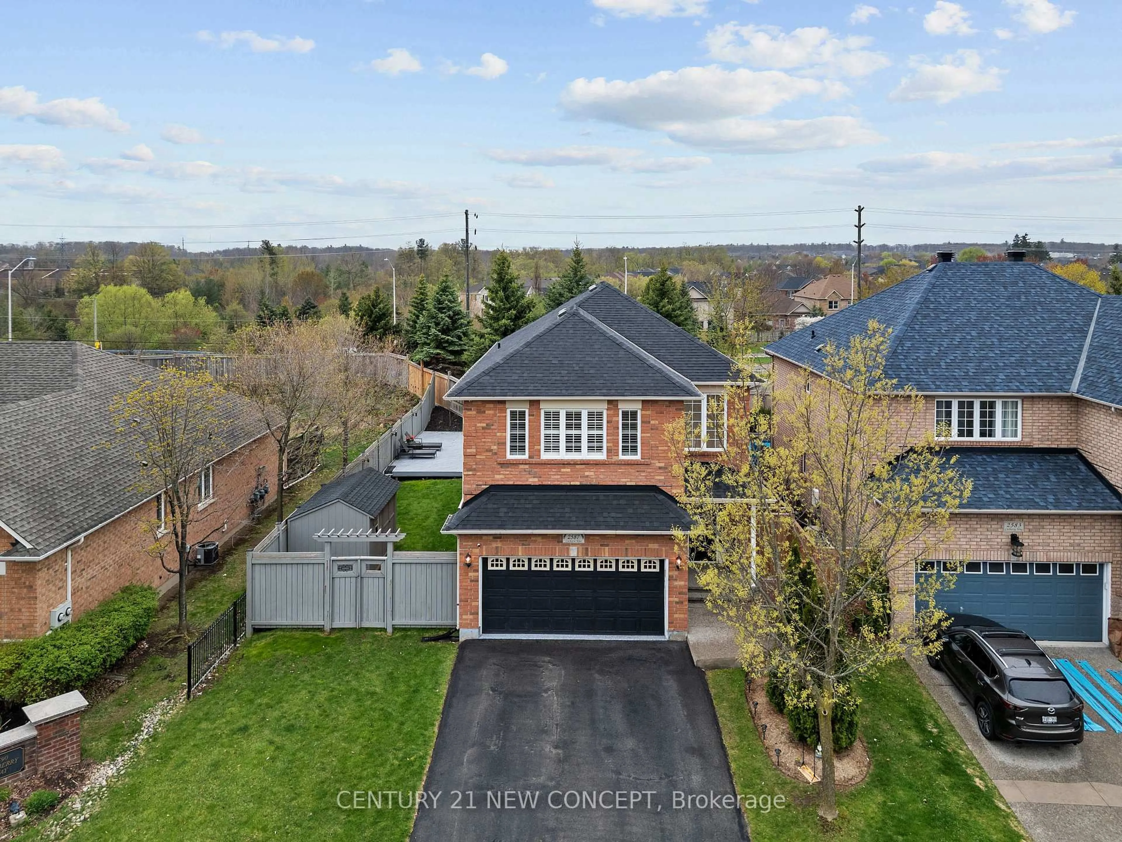 A pic from outside/outdoor area/front of a property/back of a property/a pic from drone, street for 2587 Carberry Way, Oakville Ontario L6M 4R8