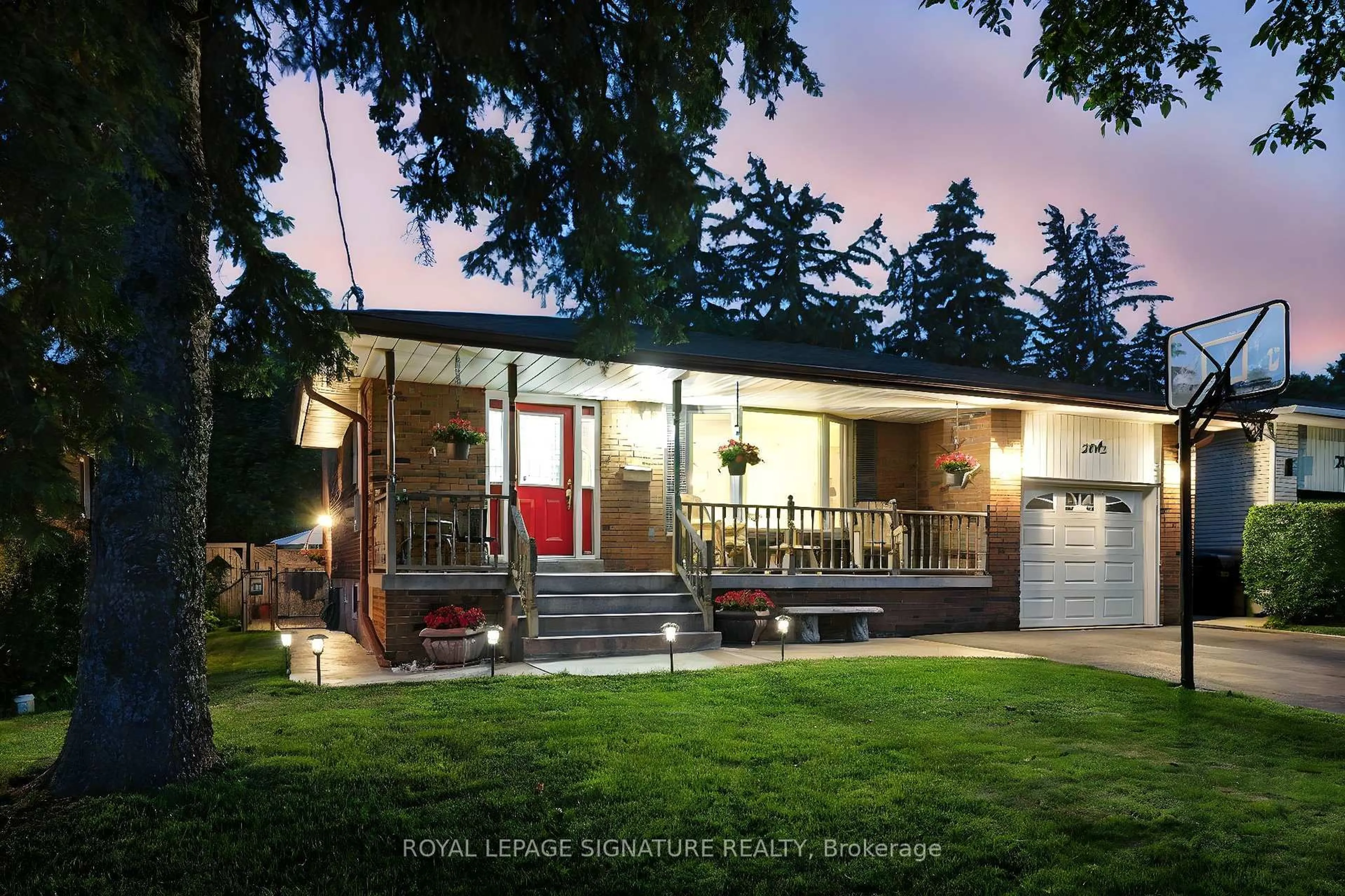 Home with vinyl exterior material, street for 2002 Ingledale Rd, Mississauga Ontario L5J 2H2