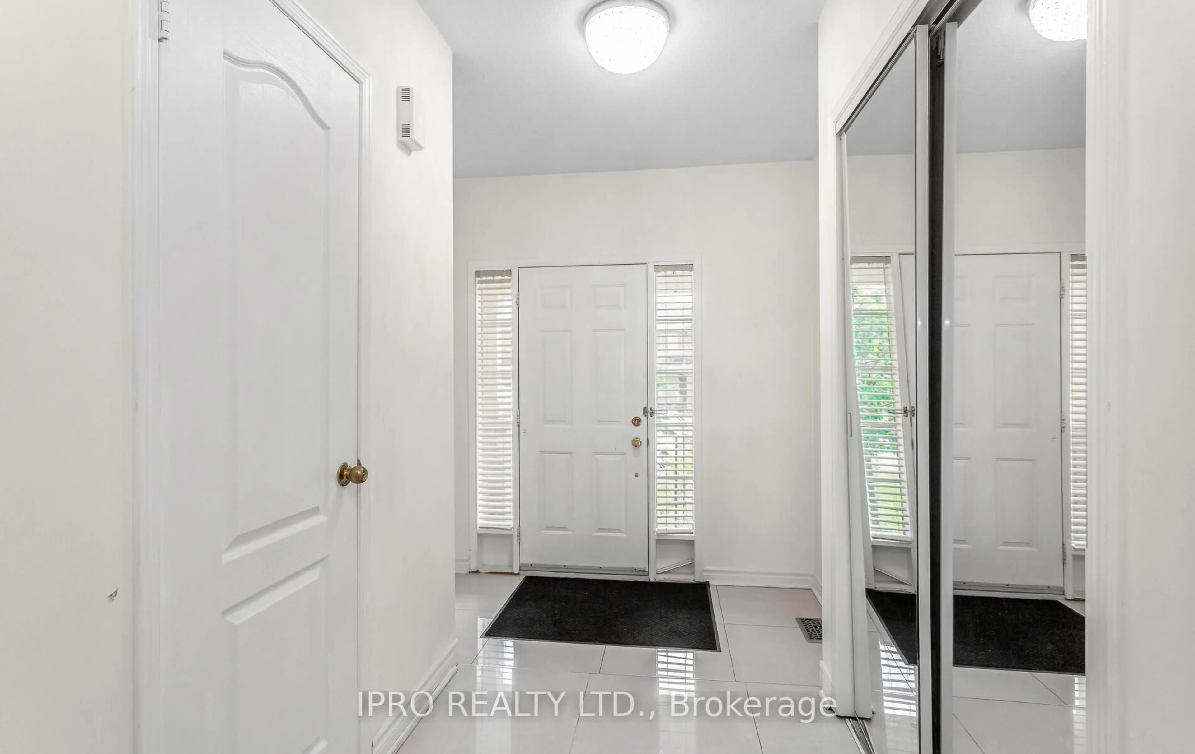 Indoor entryway for 6150 Windfleet Cres, Mississauga Ontario L5V 2Z6