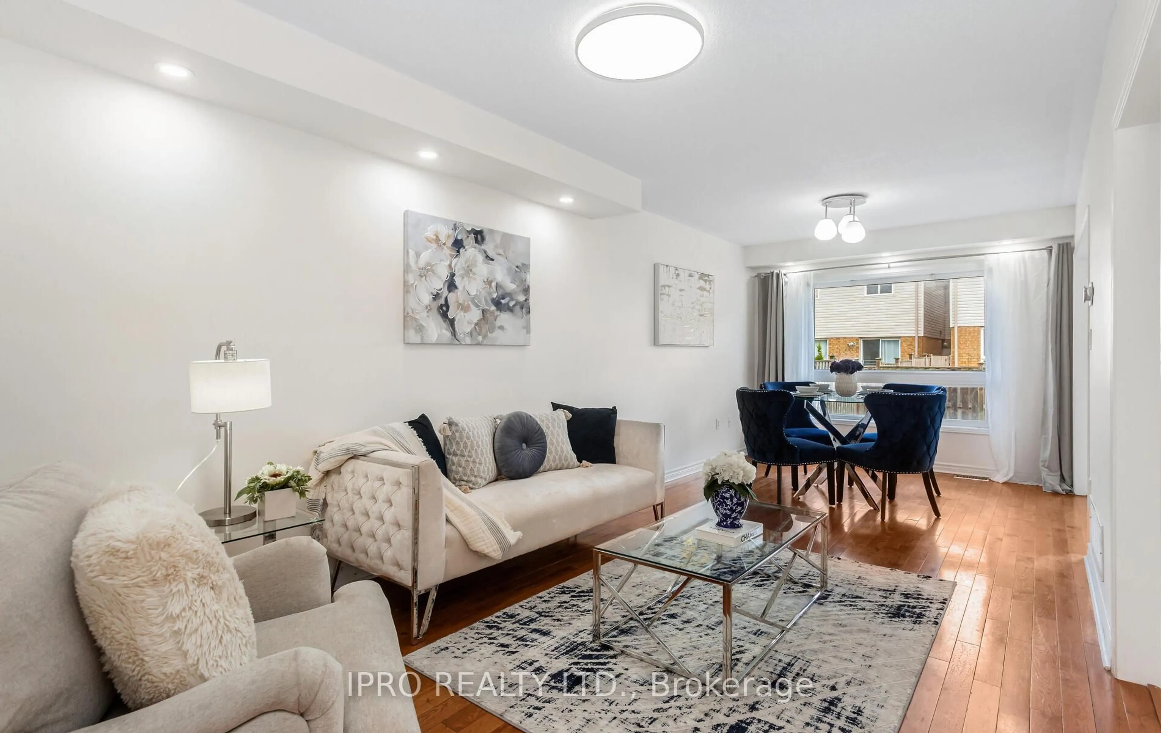 Living room with furniture, unknown for 6150 Windfleet Cres, Mississauga Ontario L5V 2Z6