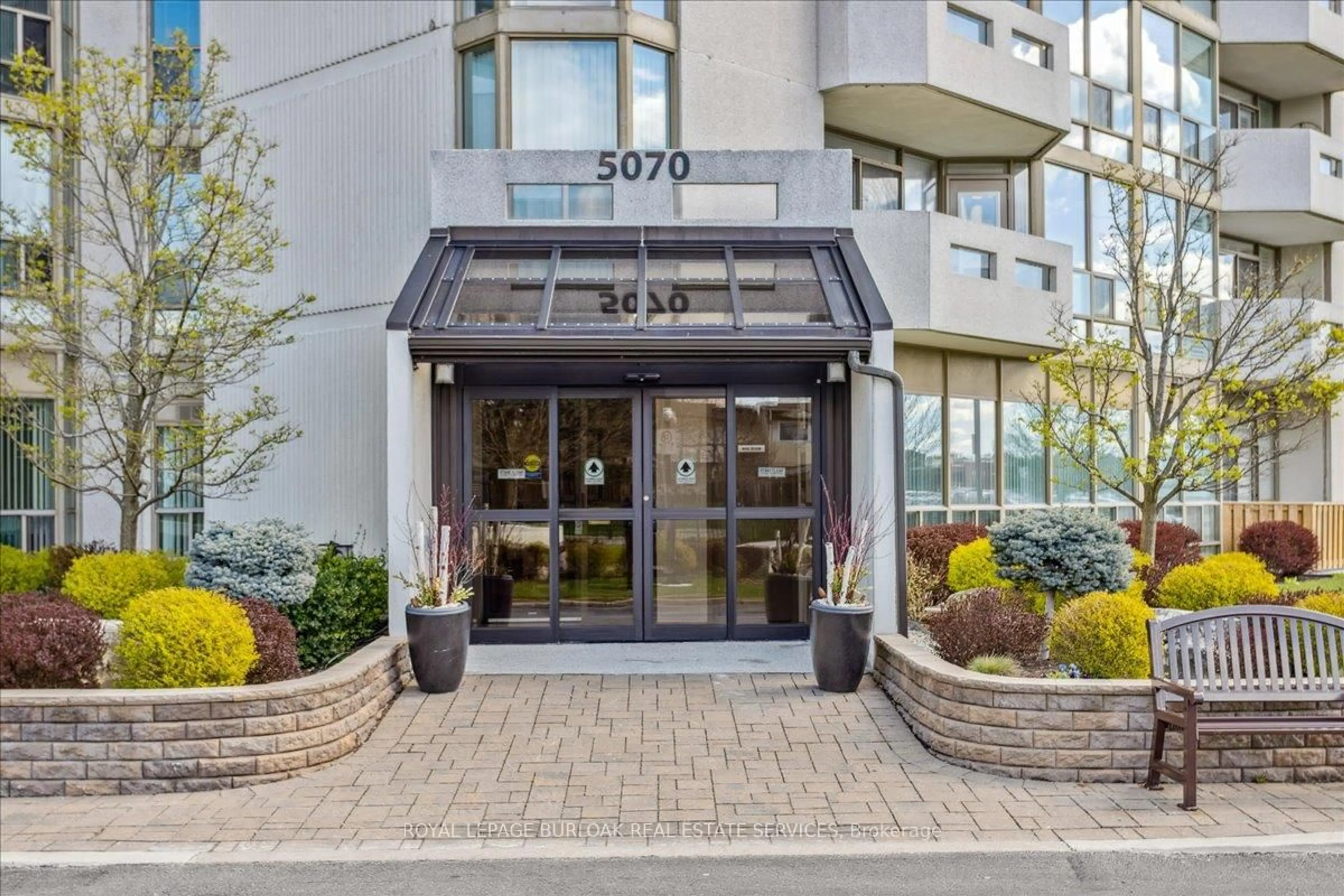 Indoor foyer for 5070 Pinedale Ave #207, Burlington Ontario L7L 5V6