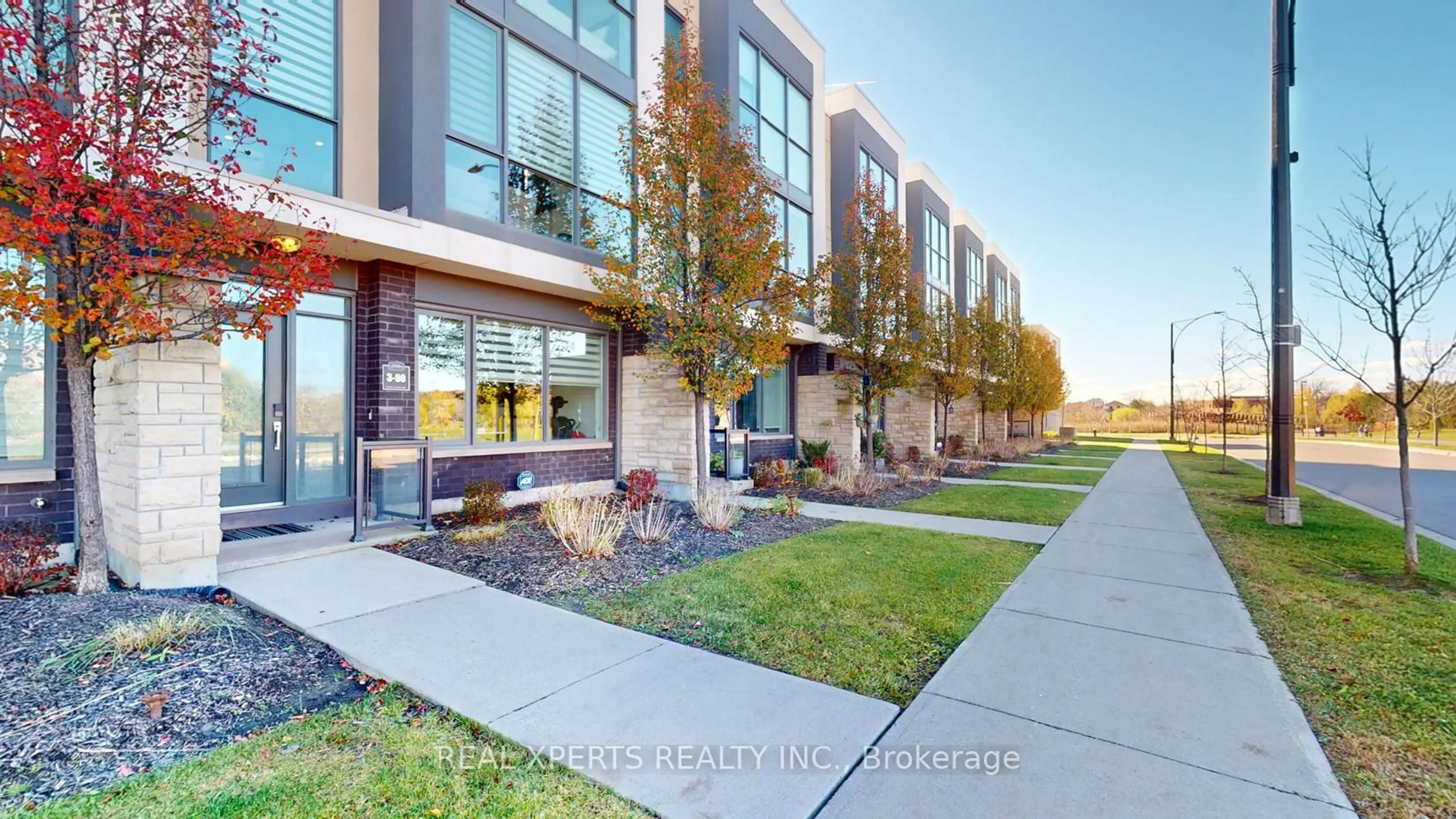 Patio, street for 90 little creek Rd #3, Mississauga Ontario L5R 0E9
