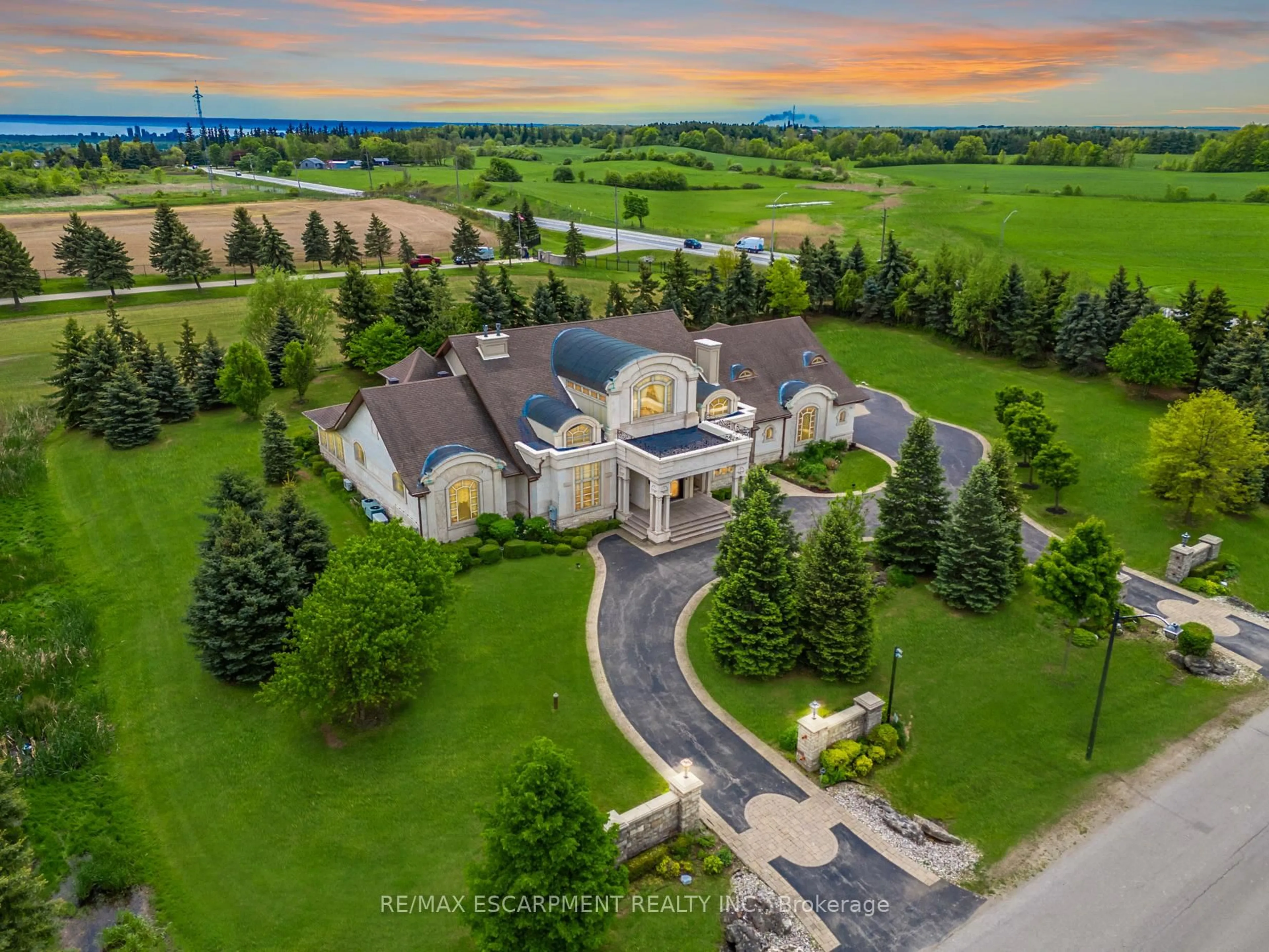 A pic from outside/outdoor area/front of a property/back of a property/a pic from drone, unknown for 2594 Bluffs Way, Burlington Ontario L7M 0T8