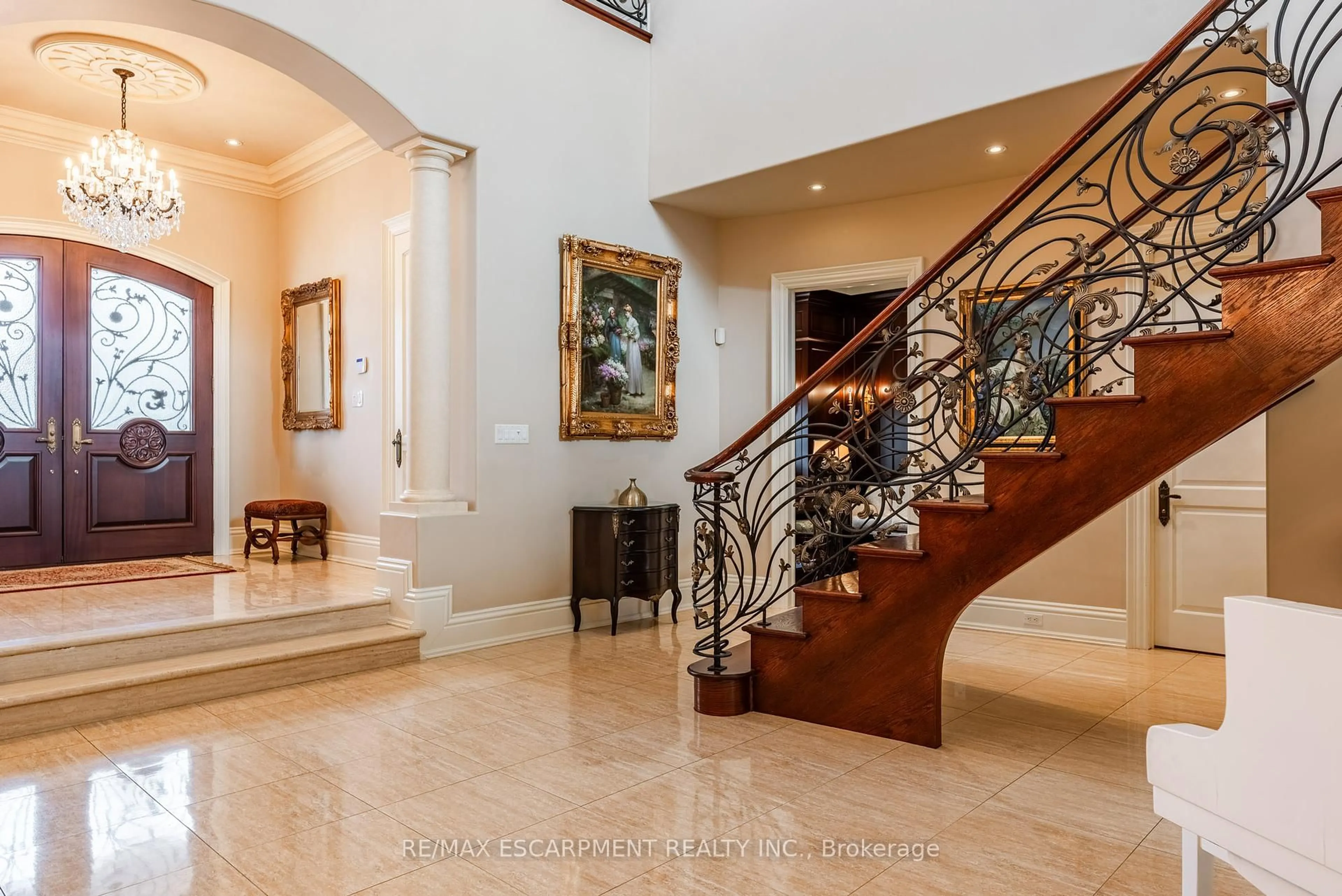 Indoor foyer for 2594 Bluffs Way, Burlington Ontario L7M 0T8