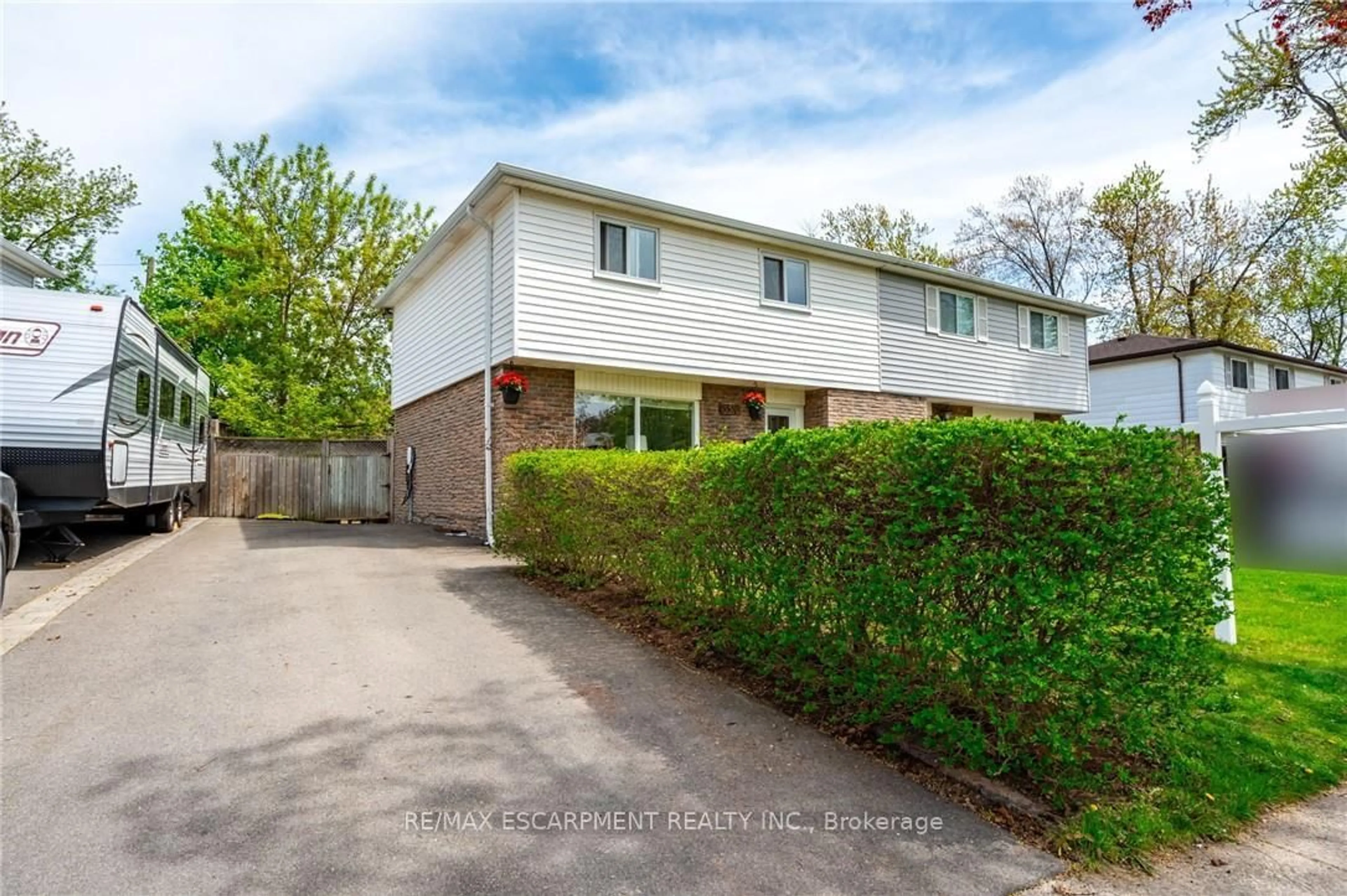 A pic from outside/outdoor area/front of a property/back of a property/a pic from drone, street for 5510 Spruce Ave, Burlington Ontario L7L 1P2