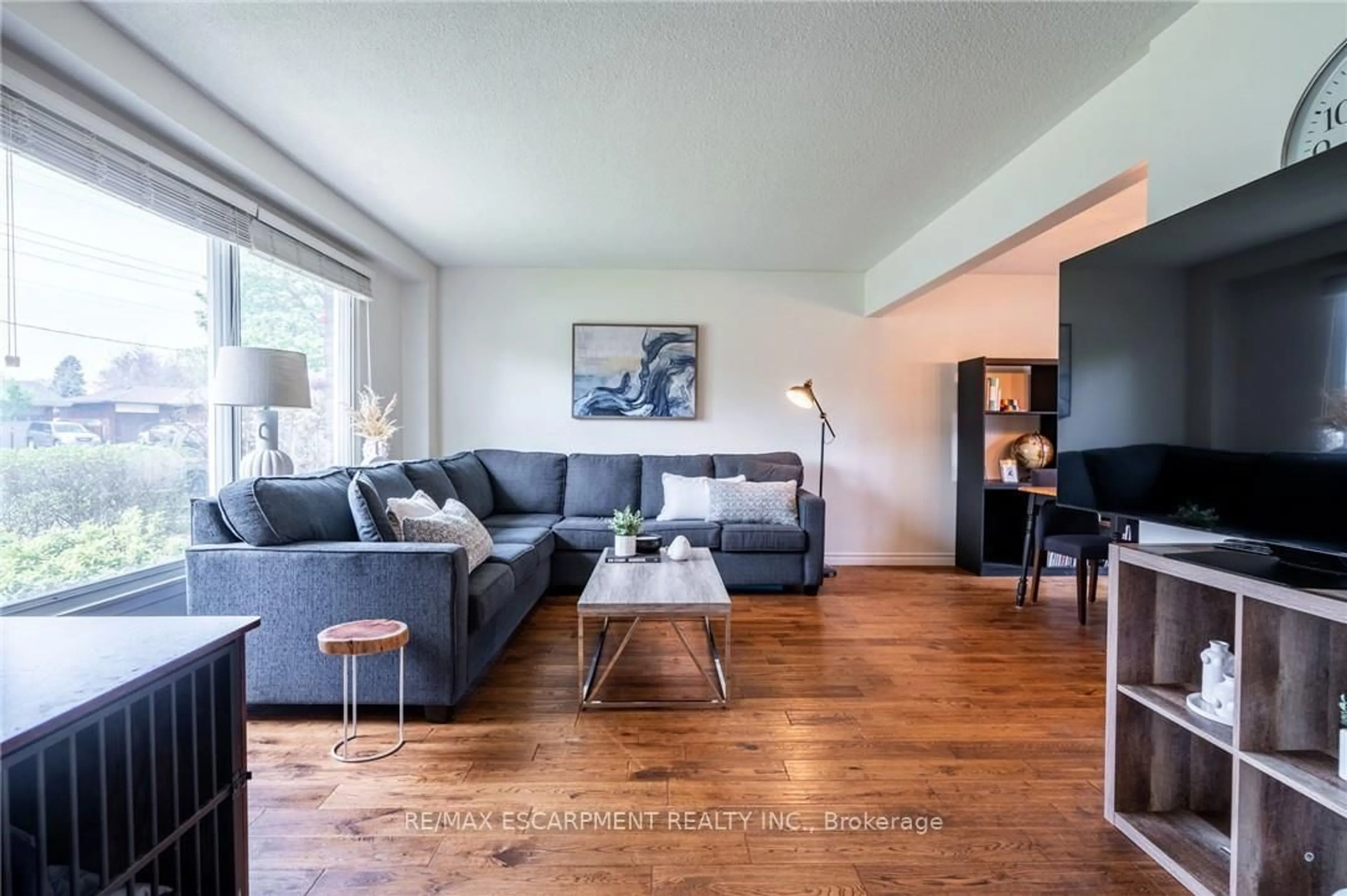 Living room with furniture, wood/laminate floor for 5510 Spruce Ave, Burlington Ontario L7L 1P2