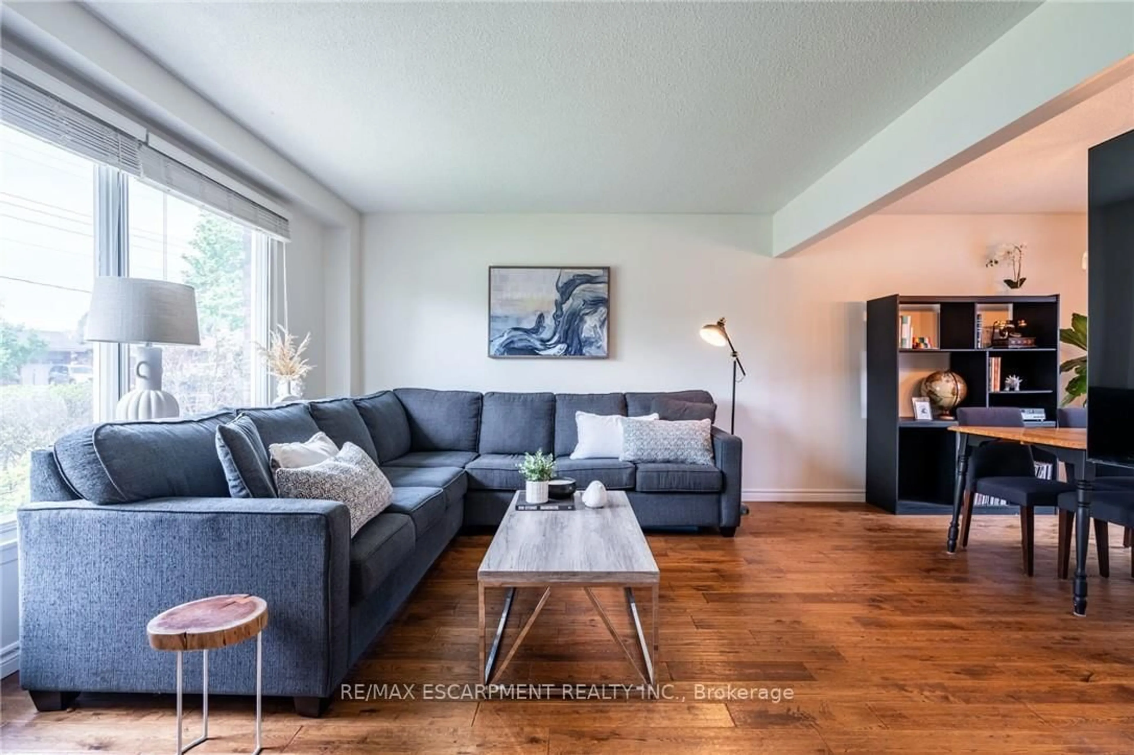 Living room with furniture, wood/laminate floor for 5510 Spruce Ave, Burlington Ontario L7L 1P2
