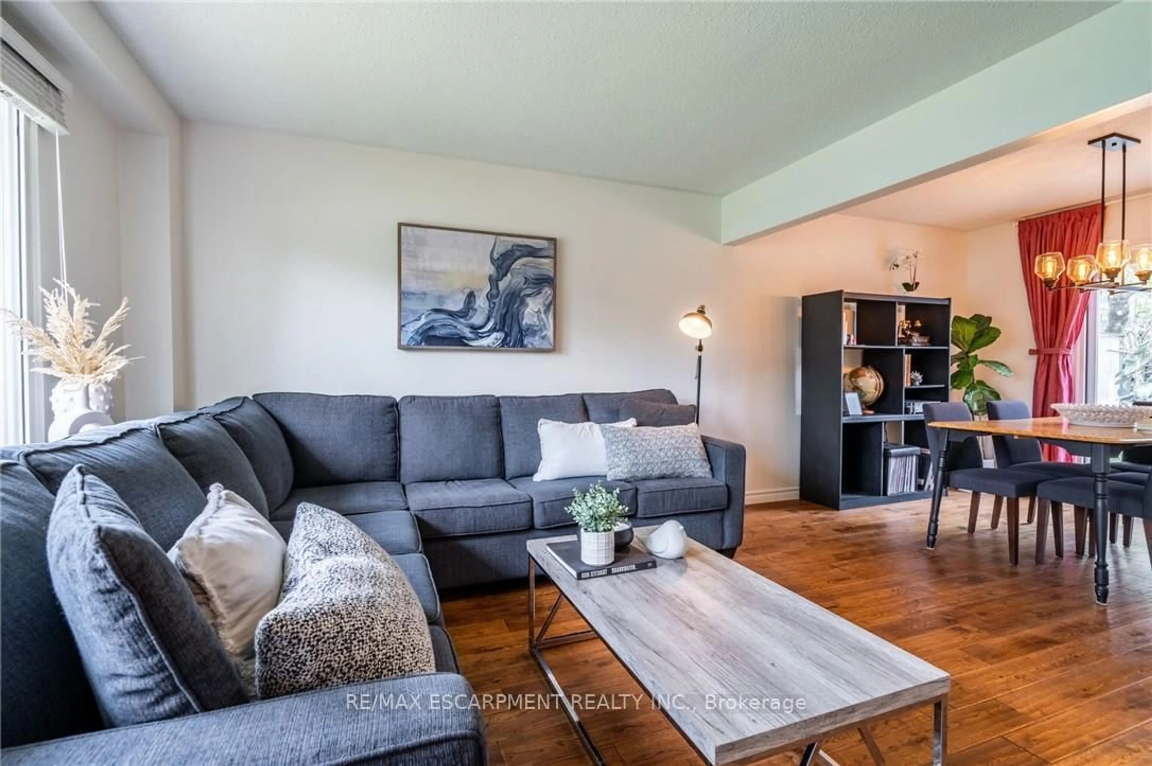 Living room with furniture, wood/laminate floor for 5510 Spruce Ave, Burlington Ontario L7L 1P2