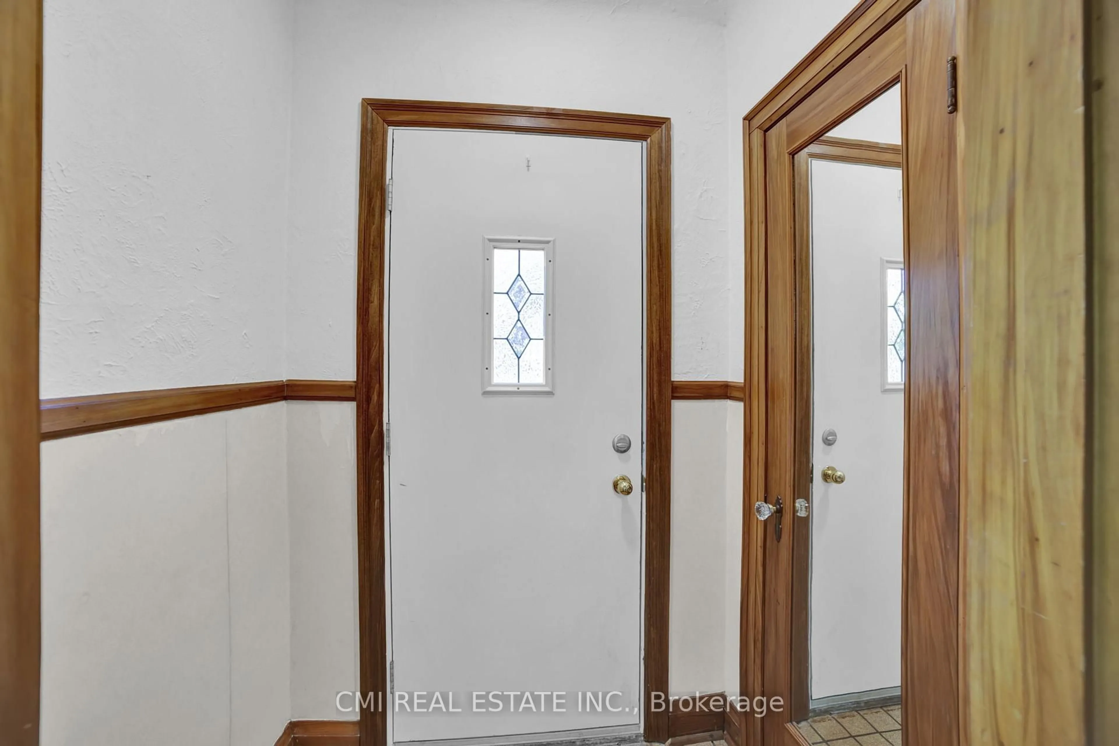 Indoor entryway for 978 North Shore Blvd, Burlington Ontario L7T 1B1