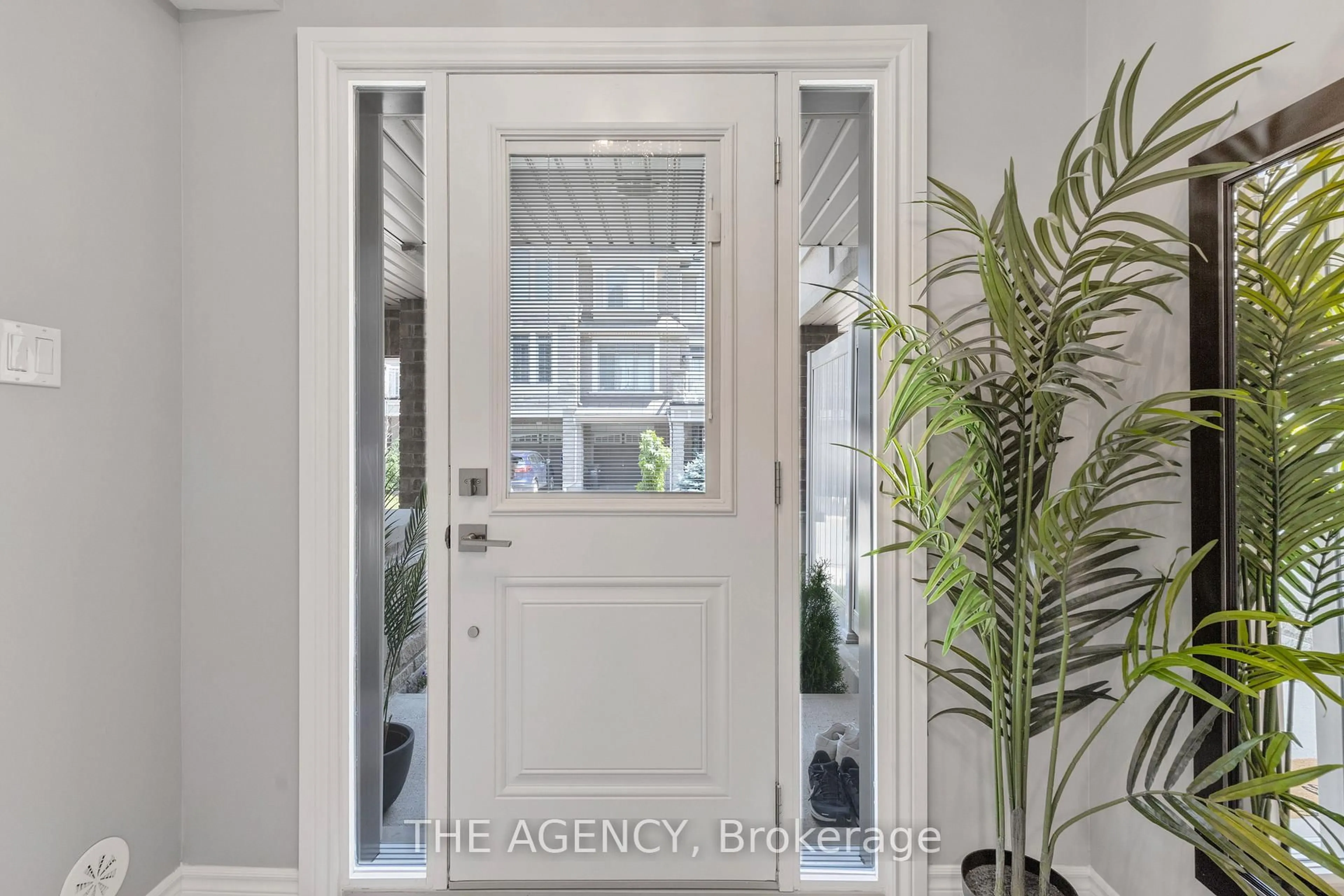 Indoor entryway for 2435 Greenwich Dr #43, Oakville Ontario L6M 0S4