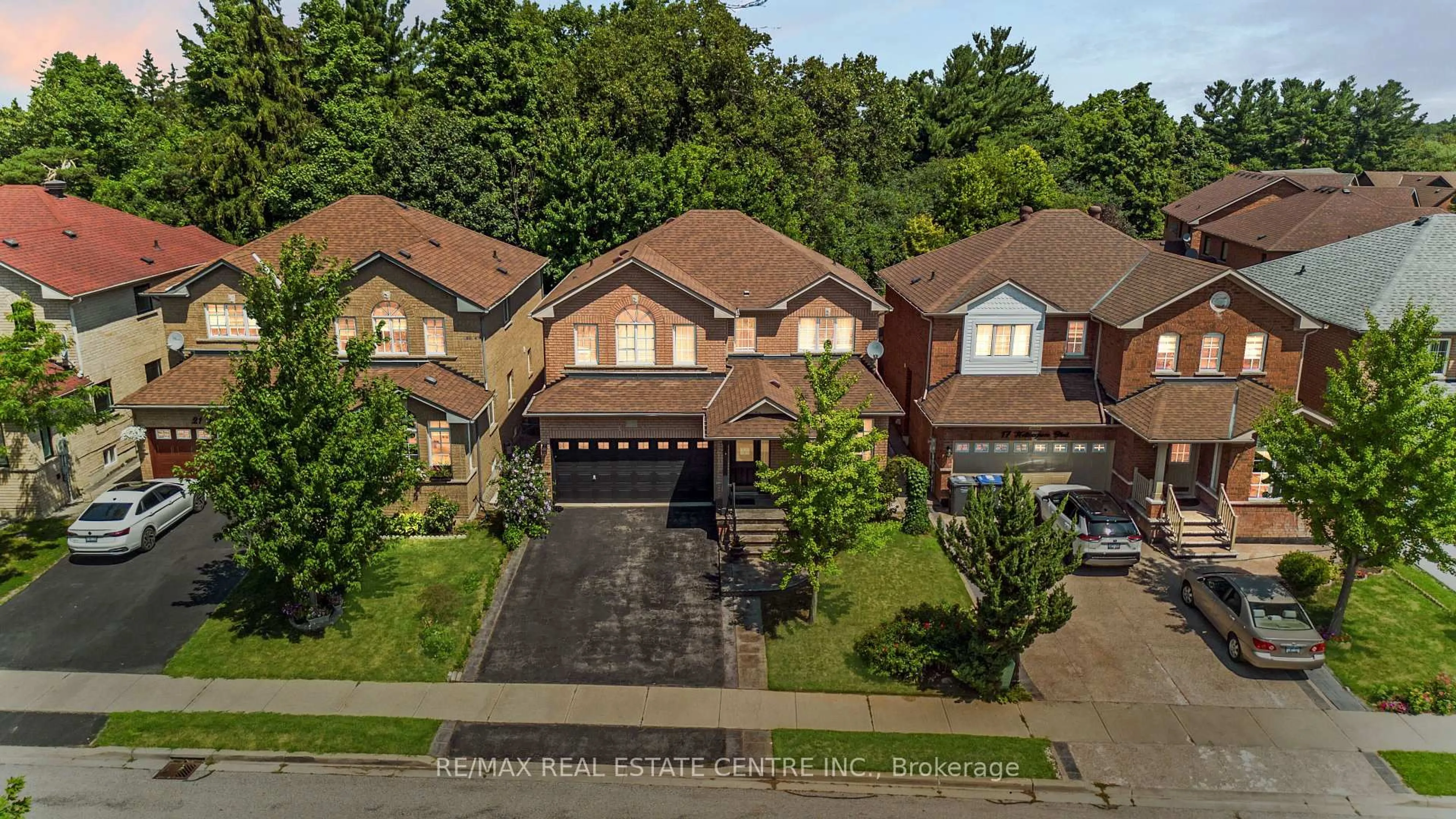 A pic from outside/outdoor area/front of a property/back of a property/a pic from drone, street for 19 Hollowgrove Blvd, Brampton Ontario L6P 1B1