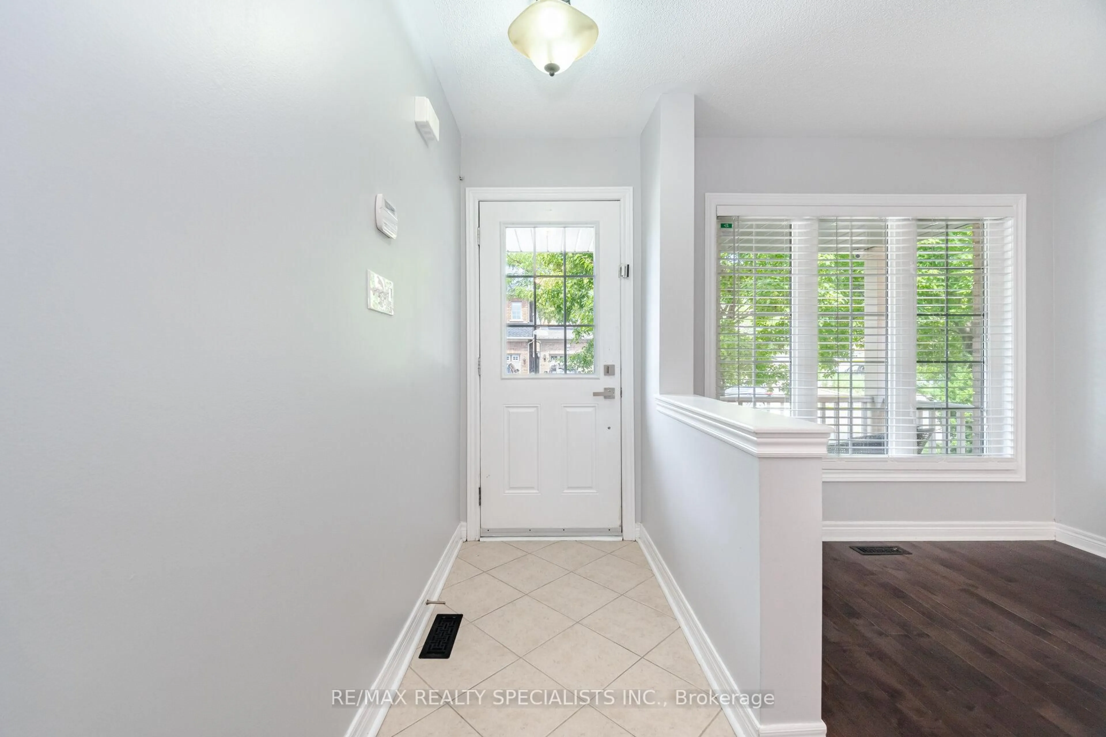 Indoor entryway for 152 Weston Dr, Milton Ontario L9T 0V6