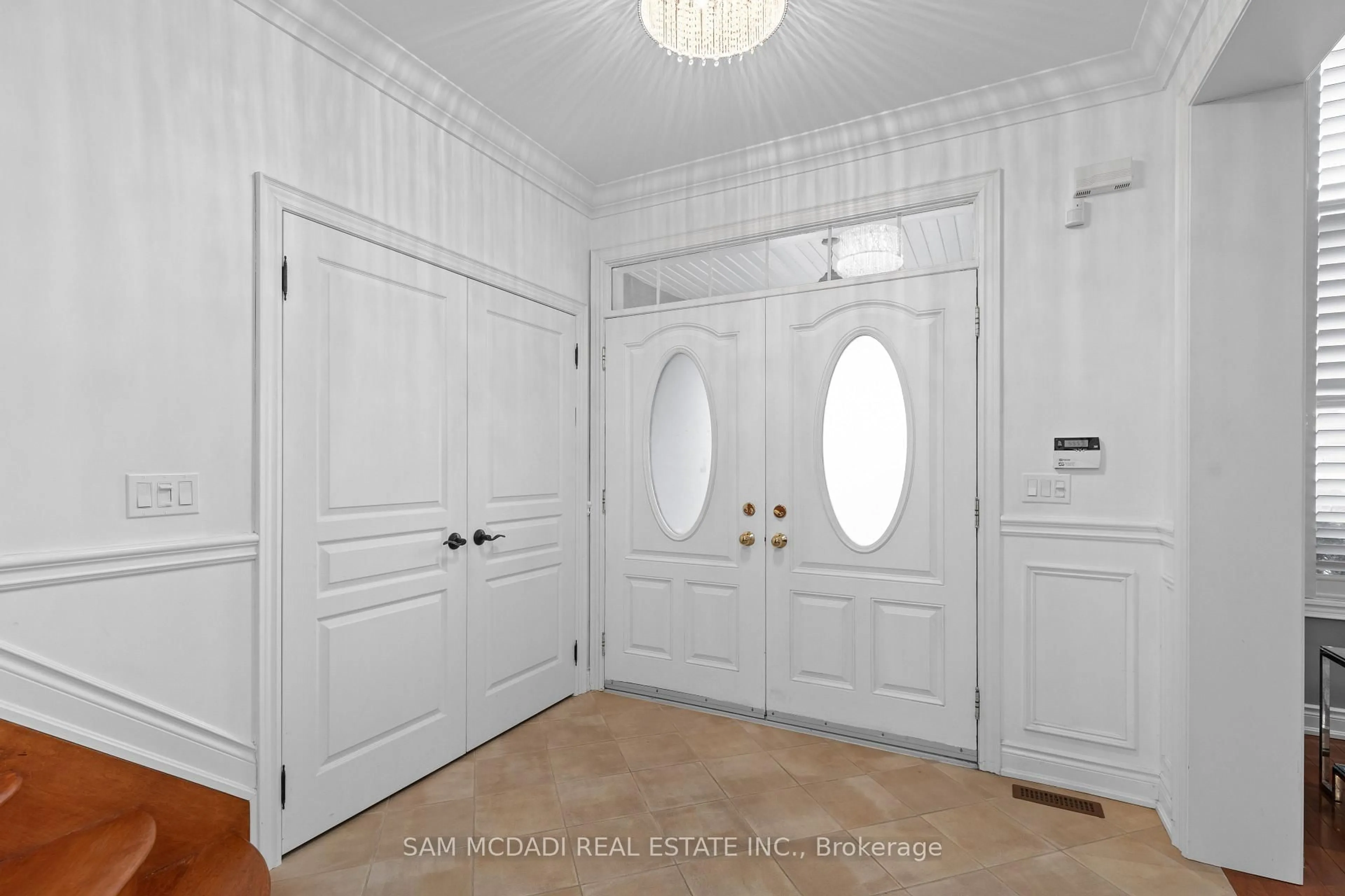 Indoor entryway for 1206 Mount Vernon St, Mississauga Ontario L5H 4M3