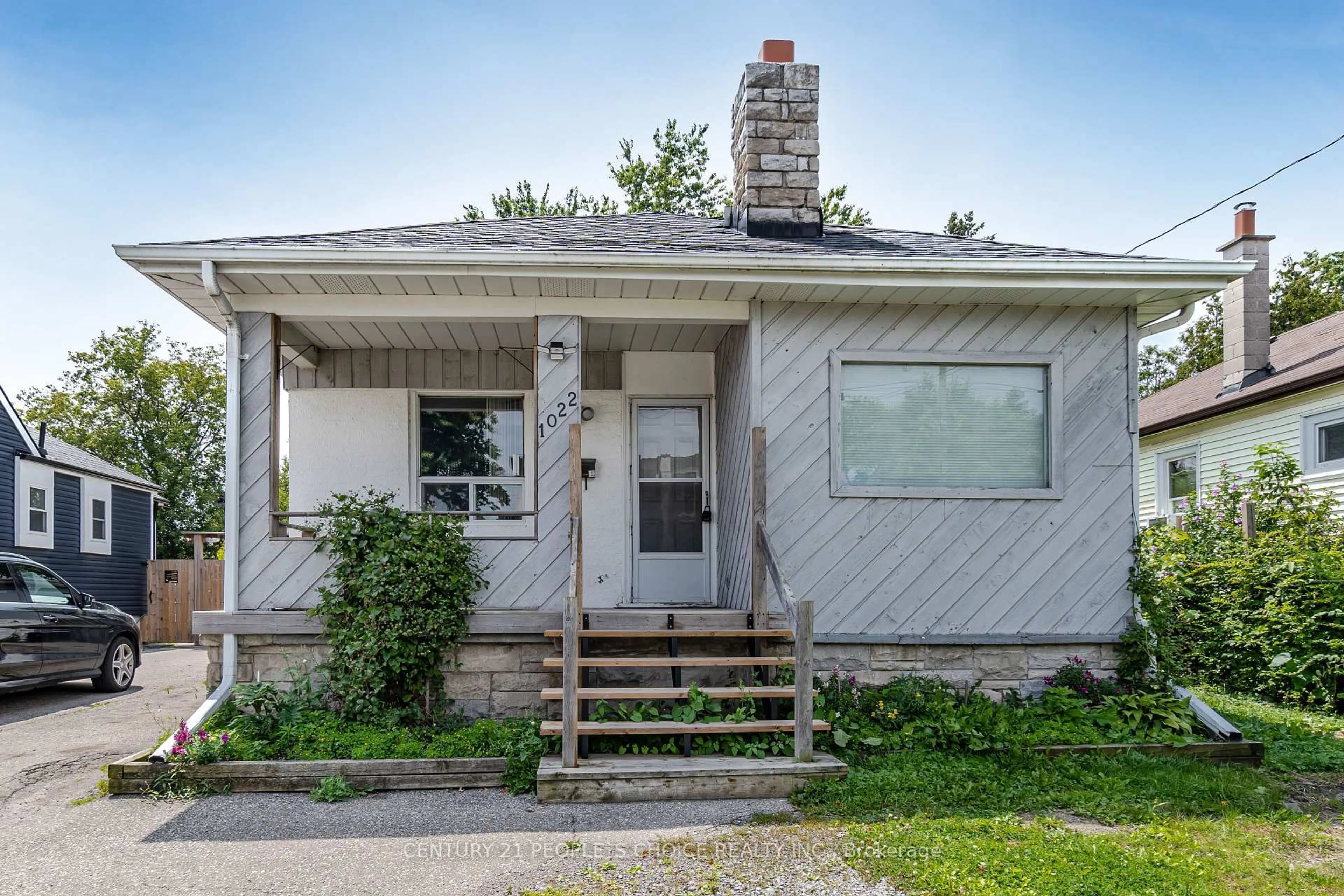 Home with brick exterior material, street for 1022 Edgeleigh Ave, Mississauga Ontario L5E 2G1