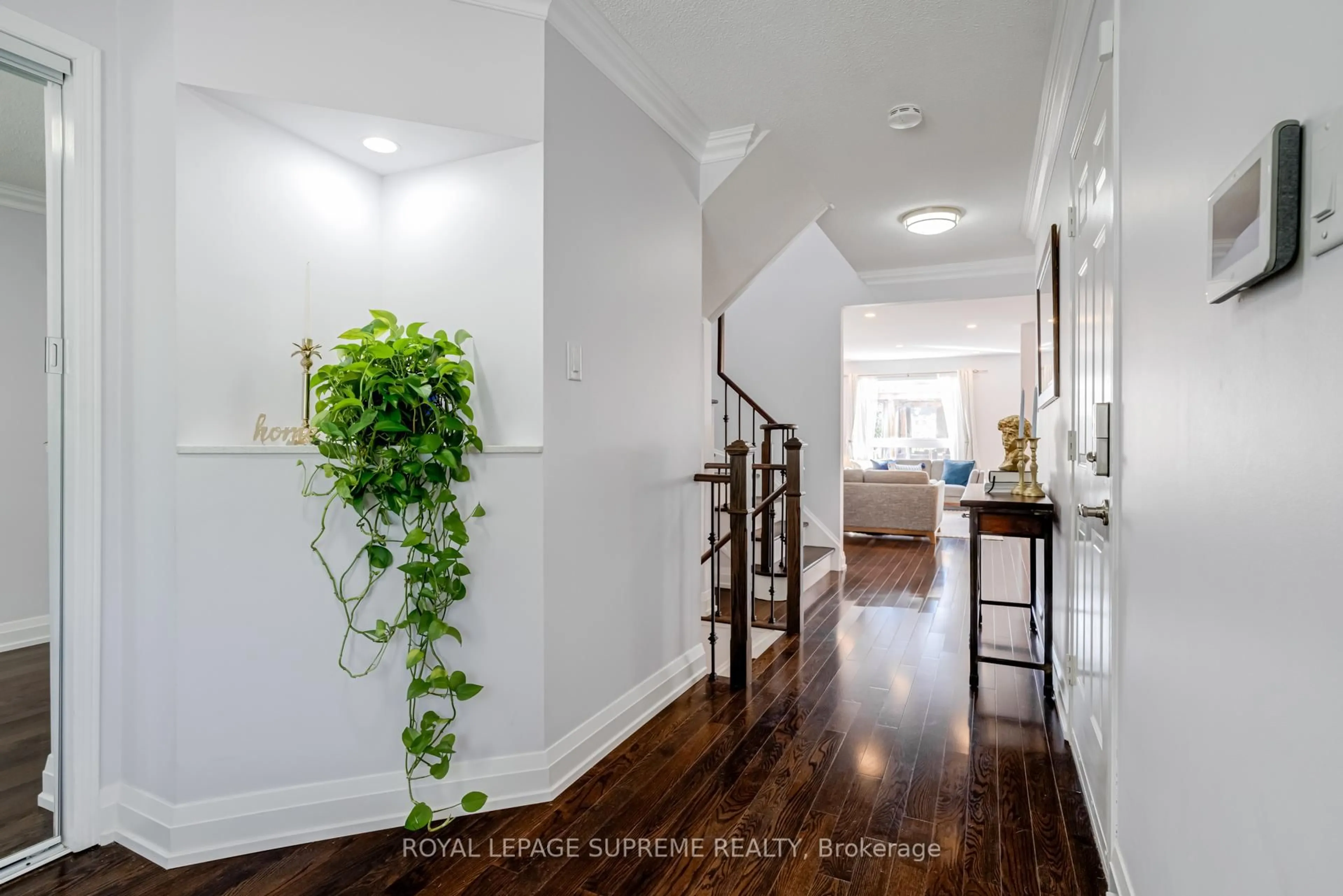 Indoor entryway for 1663 Casablanca Circ, Mississauga Ontario L5N 8G2