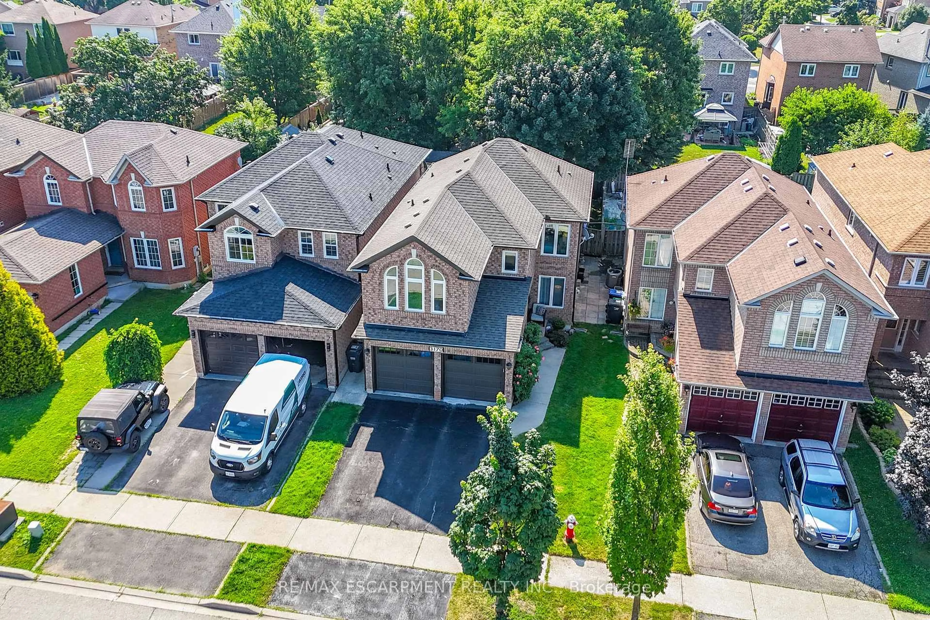 A pic from outside/outdoor area/front of a property/back of a property/a pic from drone, street for 3170 Baytree Crt, Mississauga Ontario L5N 7P1