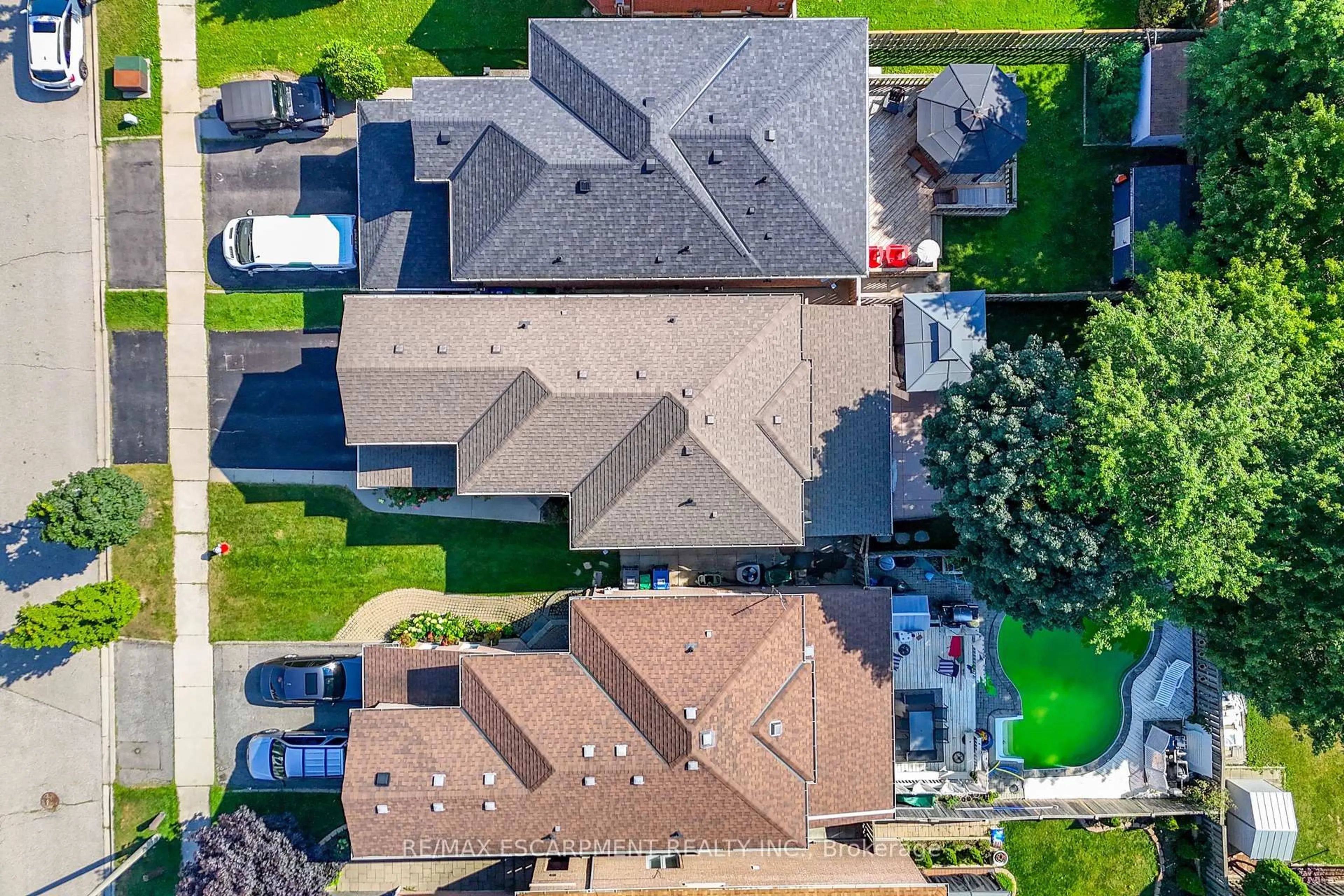 A pic from outside/outdoor area/front of a property/back of a property/a pic from drone, street for 3170 Baytree Crt, Mississauga Ontario L5N 7P1