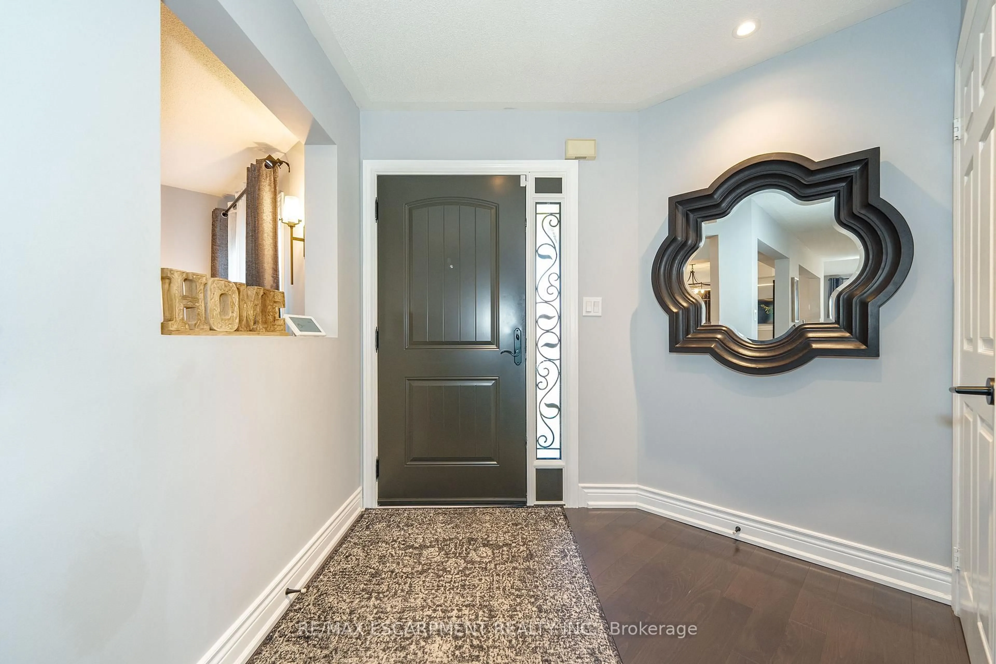 Indoor entryway for 3170 Baytree Crt, Mississauga Ontario L5N 7P1