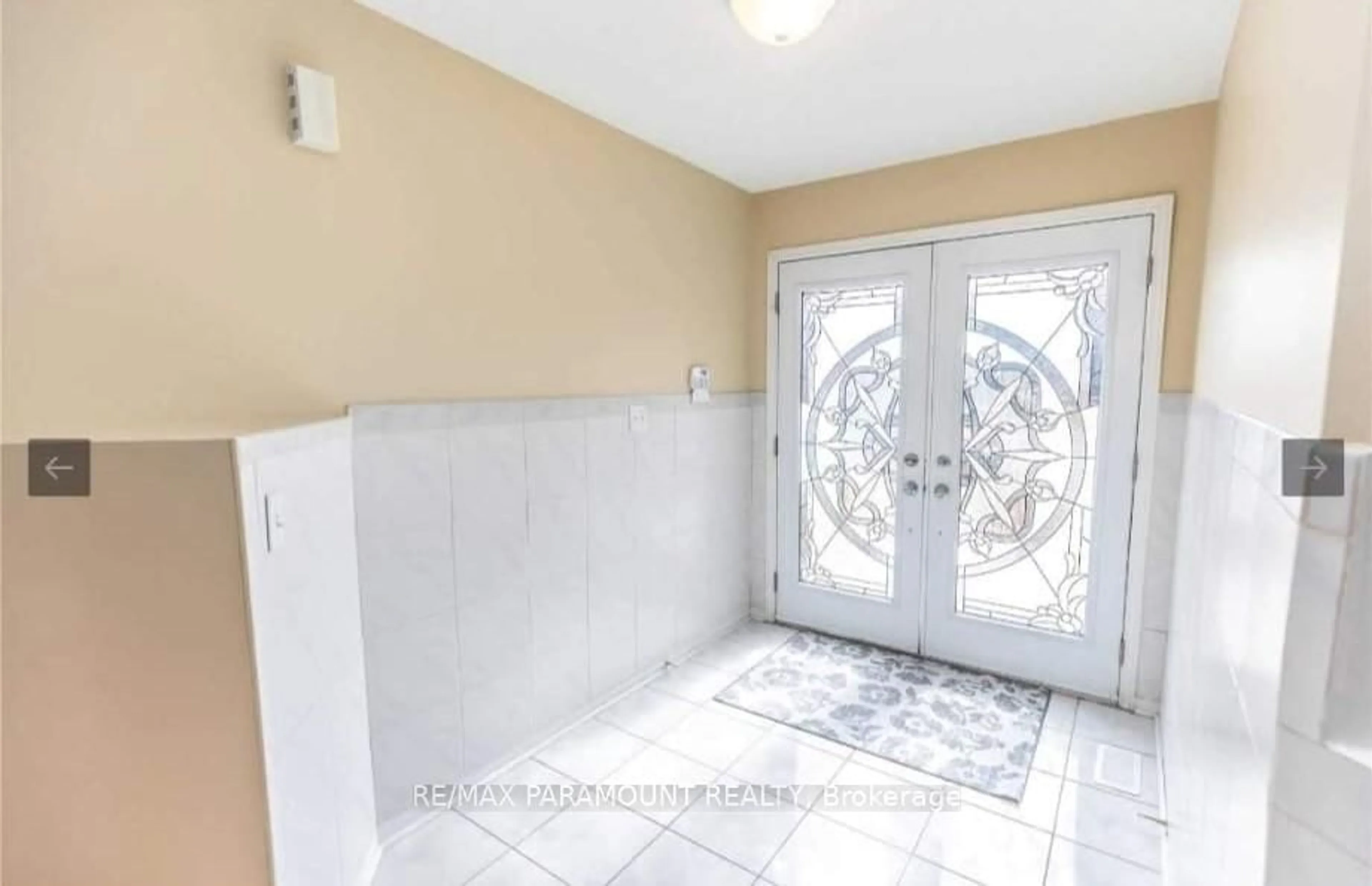 Indoor entryway for 1043 Blueheron Blvd, Mississauga Ontario L5V 2J8