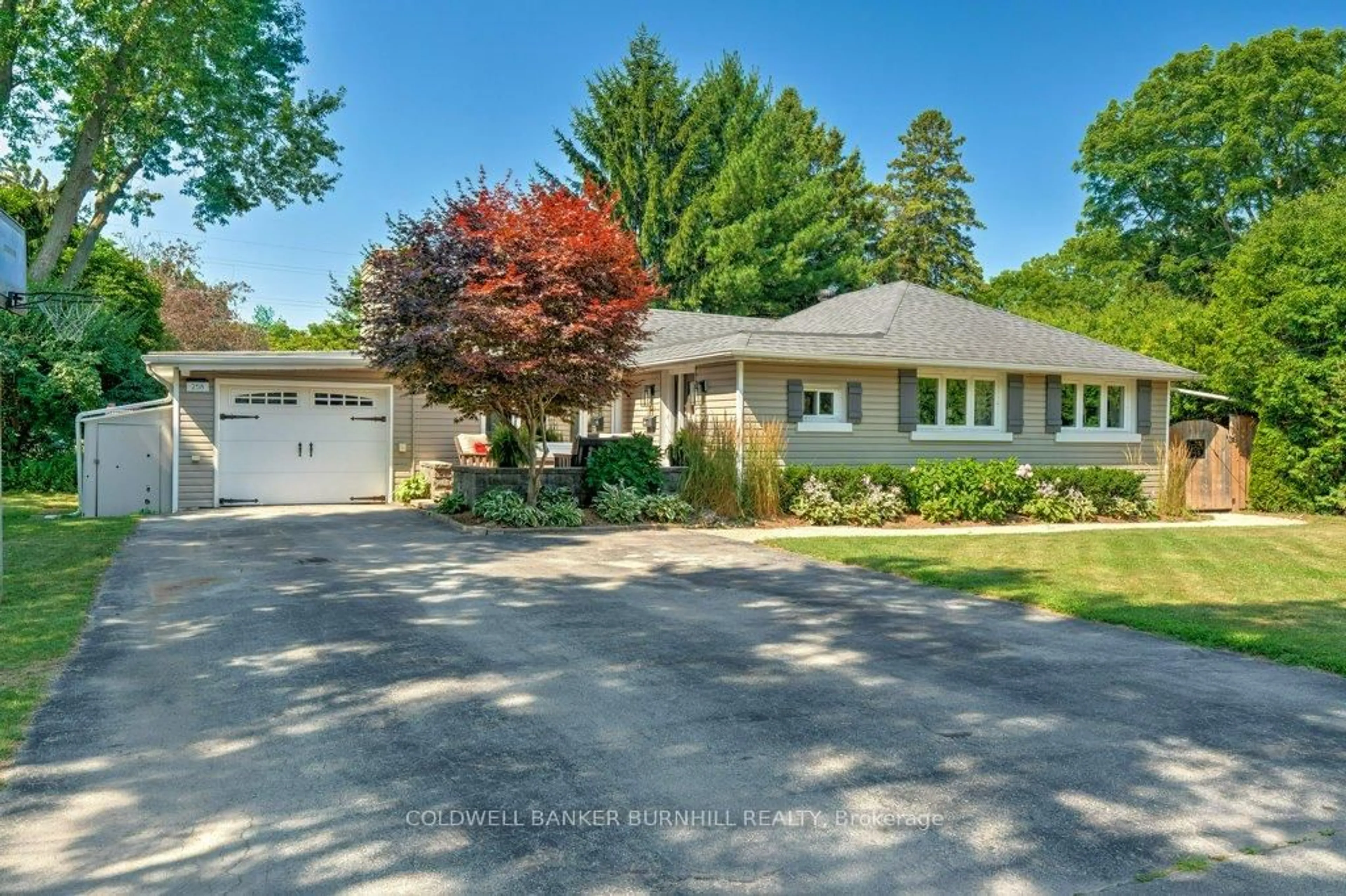 A pic from outside/outdoor area/front of a property/back of a property/a pic from drone, street for 258 Gardenview Dr, Burlington Ontario L7T 1K4