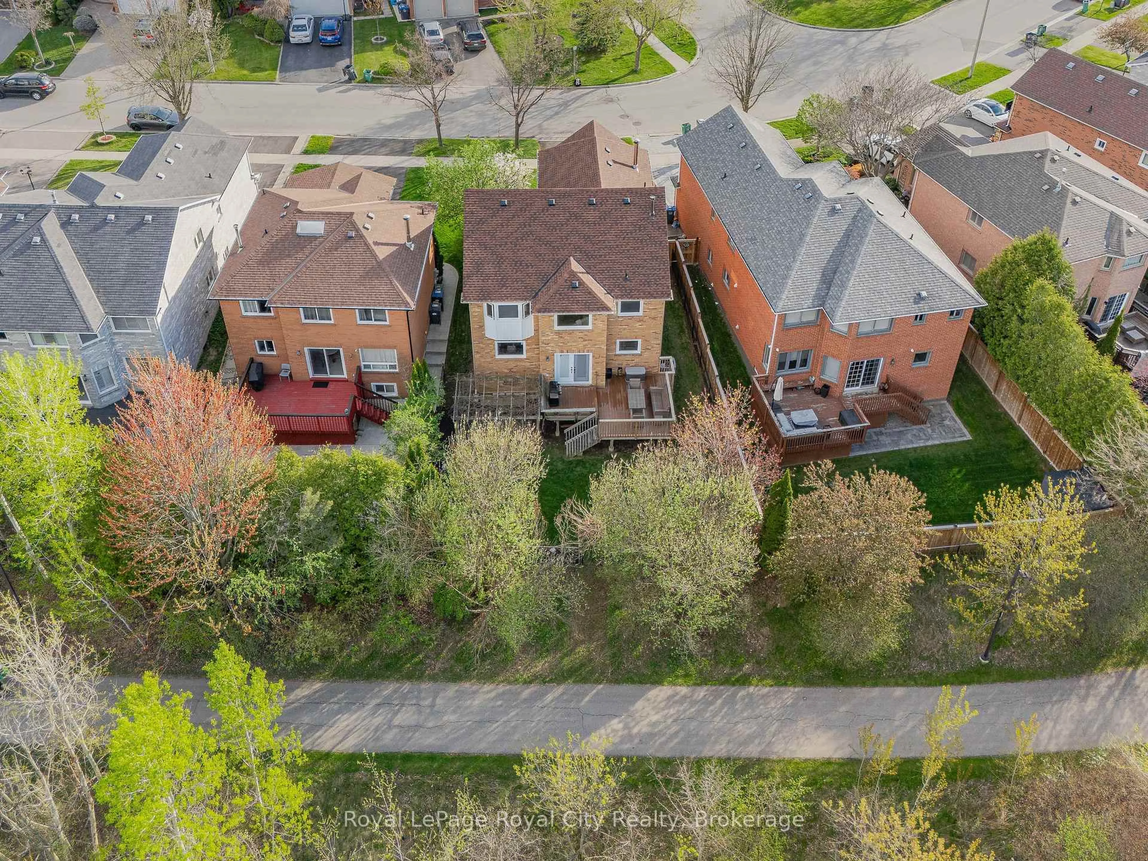A pic from outside/outdoor area/front of a property/back of a property/a pic from drone, street for 6515 Alderwood Tr, Mississauga Ontario L5N 6W5