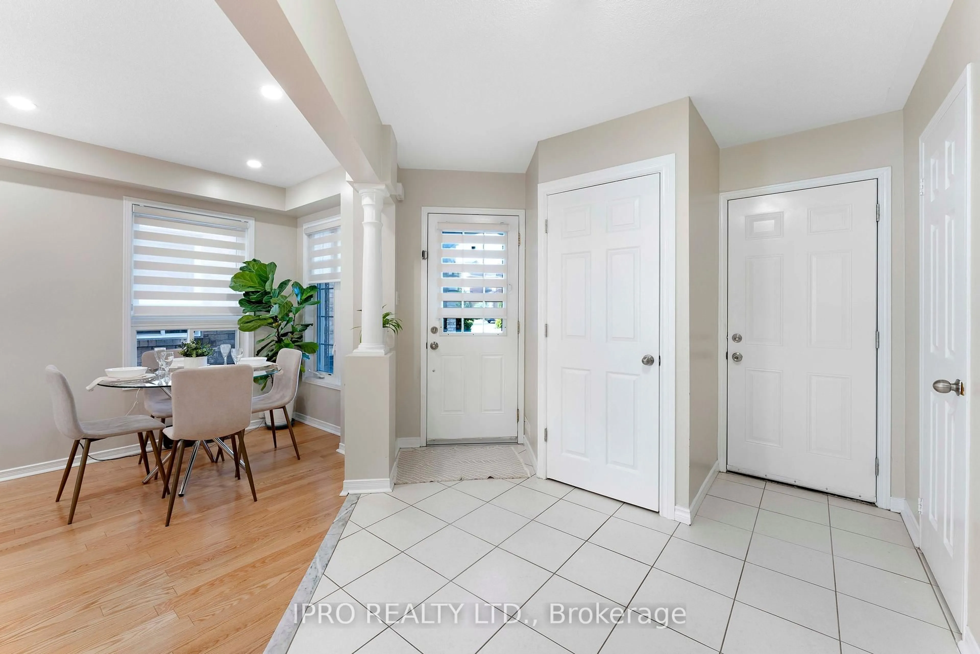 Indoor entryway for 4758 Allegheny Rd, Mississauga Ontario L5R 0A6