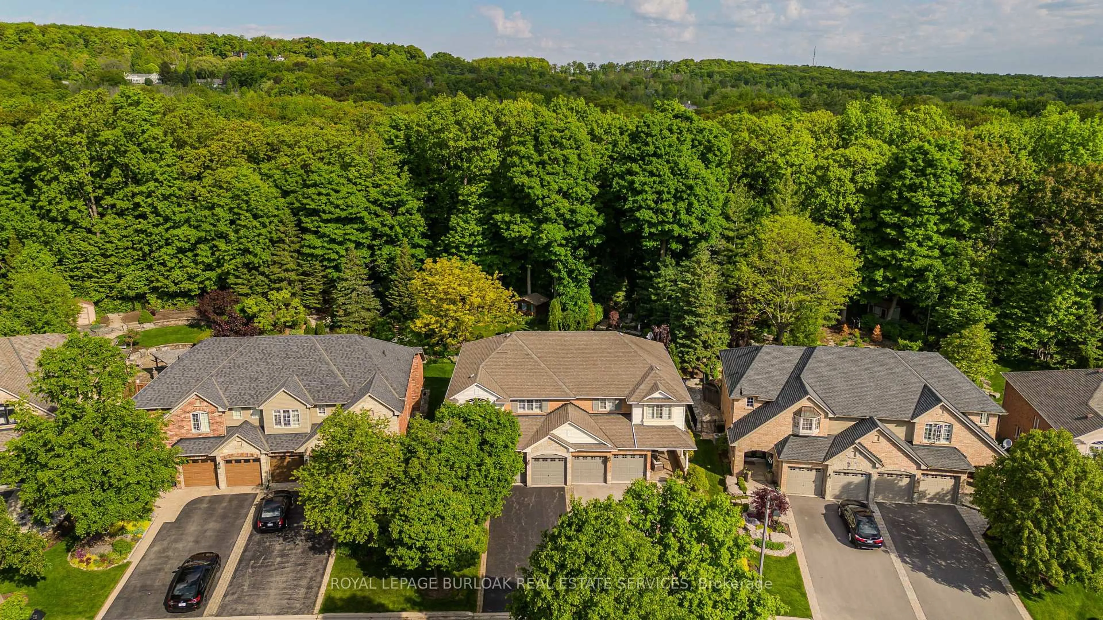 A pic from outside/outdoor area/front of a property/back of a property/a pic from drone, street for 1148 Westhaven Dr, Burlington Ontario L7P 5B3