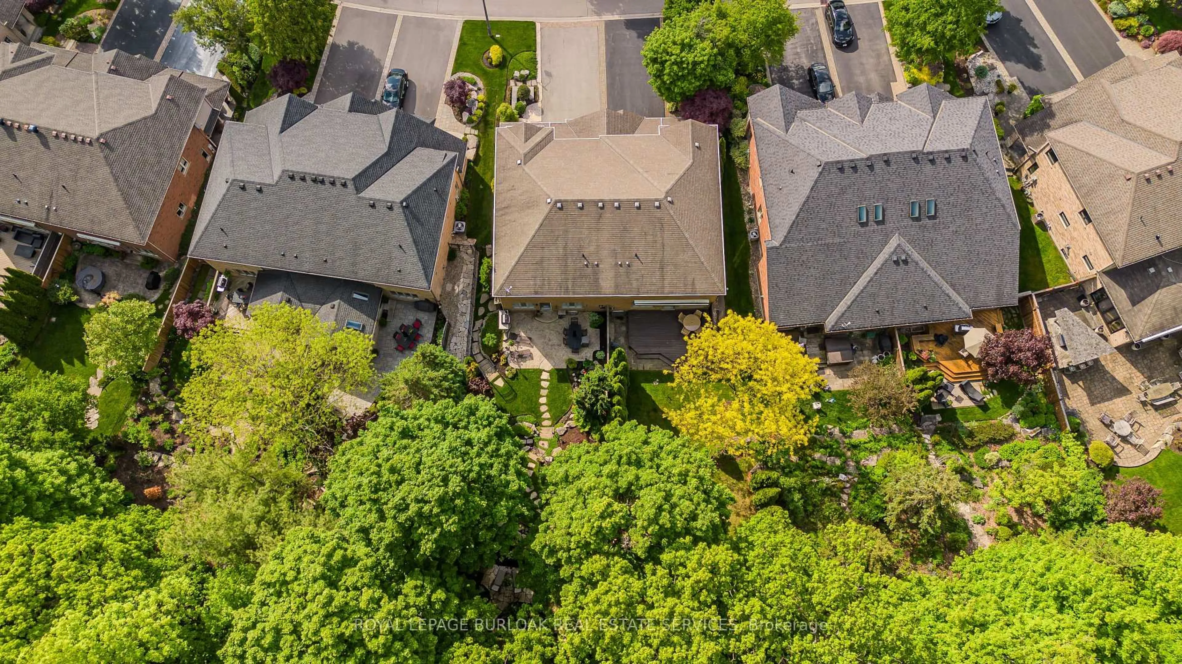 A pic from outside/outdoor area/front of a property/back of a property/a pic from drone, street for 1148 Westhaven Dr, Burlington Ontario L7P 5B3