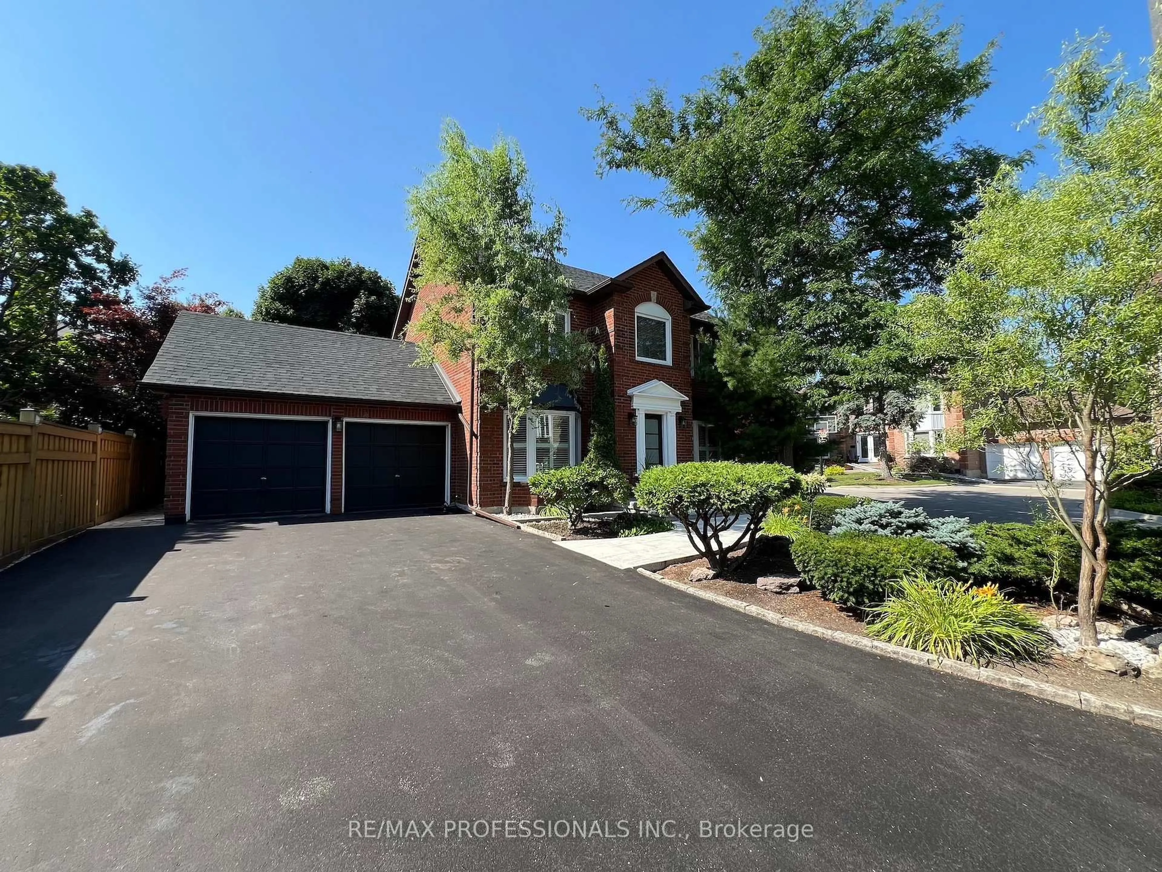 A pic from outside/outdoor area/front of a property/back of a property/a pic from drone, street for 6604 Tenth Line, Mississauga Ontario L5N 4S1