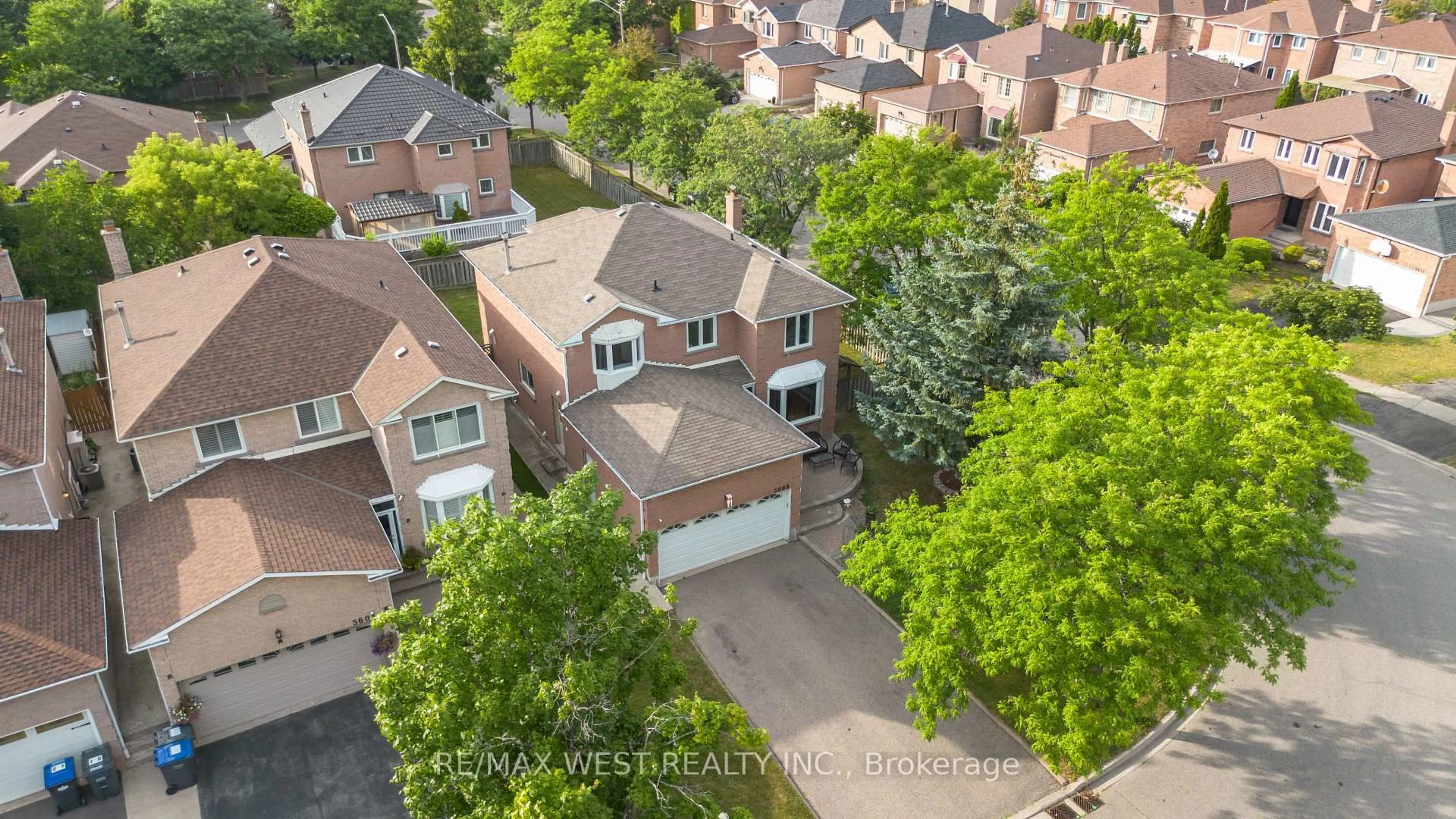 A pic from outside/outdoor area/front of a property/back of a property/a pic from drone, street for 5608 Goldenbrook Dr, Mississauga Ontario L5M 3V9